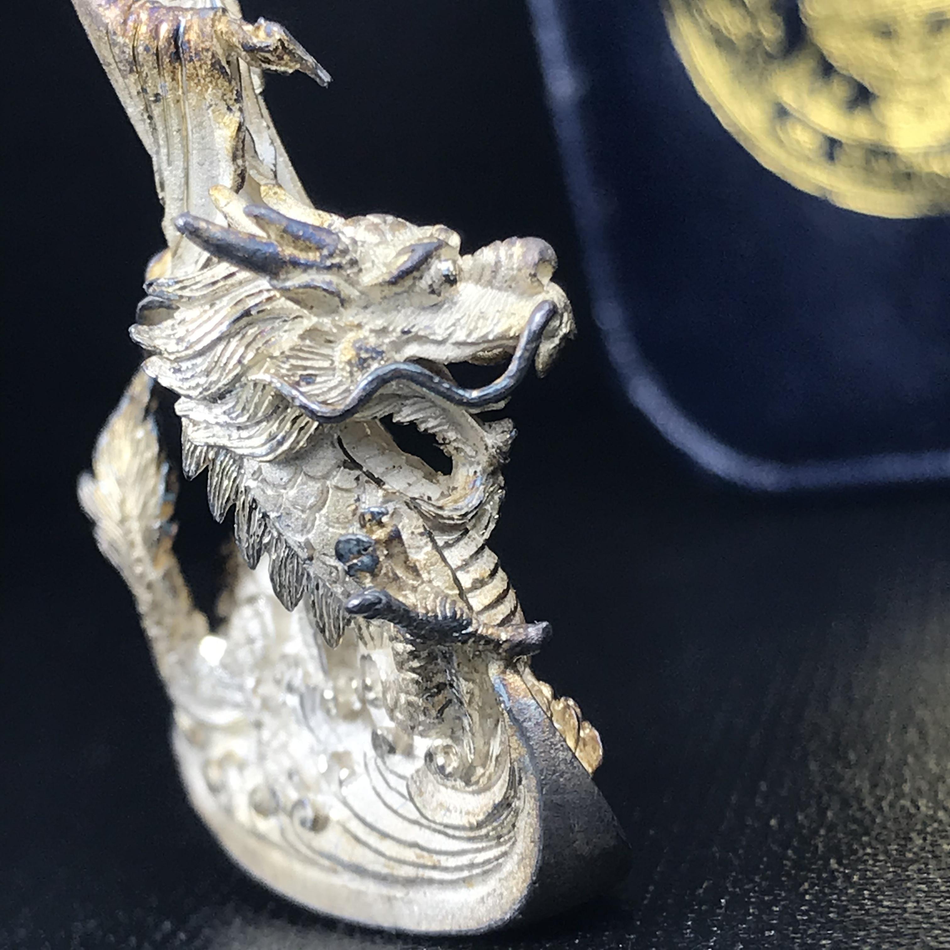 รูปหล่อลอยองค์พระโพธิสัตว์กวนอิม ทรงประทับมังกร จ.ระนอง เนื้อเงิน พิมพ์ใหญ่(สภาพผิวเดิม ขึ้นสีรุ้งธรรมชาติ แบบนิยม) เฉลิมฉลองในวโรกาสที่พระบาทสมเด็จพระเจ้าอยู่หัวทรงครองสิริราชสมบัติครบ 50 ปี จ.ระนอง พ.ศ.2539