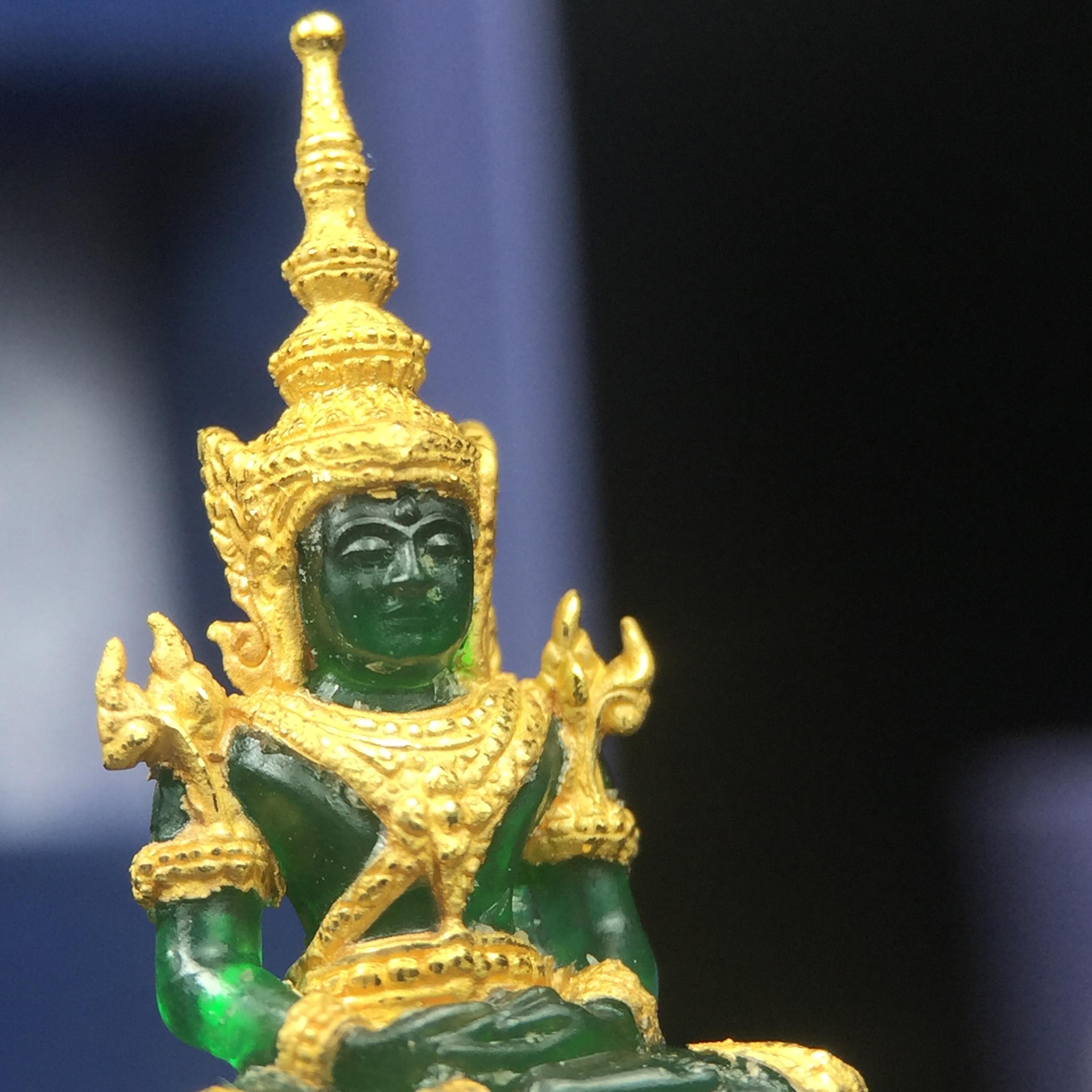 พระแก้วมรกต ภปร. จัดสร้างโดย รพ.ภูมิพลฯ ปี2547 ลอยองค์ขนาดหน้าตัก 1/2 นิ้ว เนื้อเรซิ่นหุ้มทองคำ99.99 งดงามทรงคุณค่าอีกหนึ่งรุ่นยอดนิยม หายาก