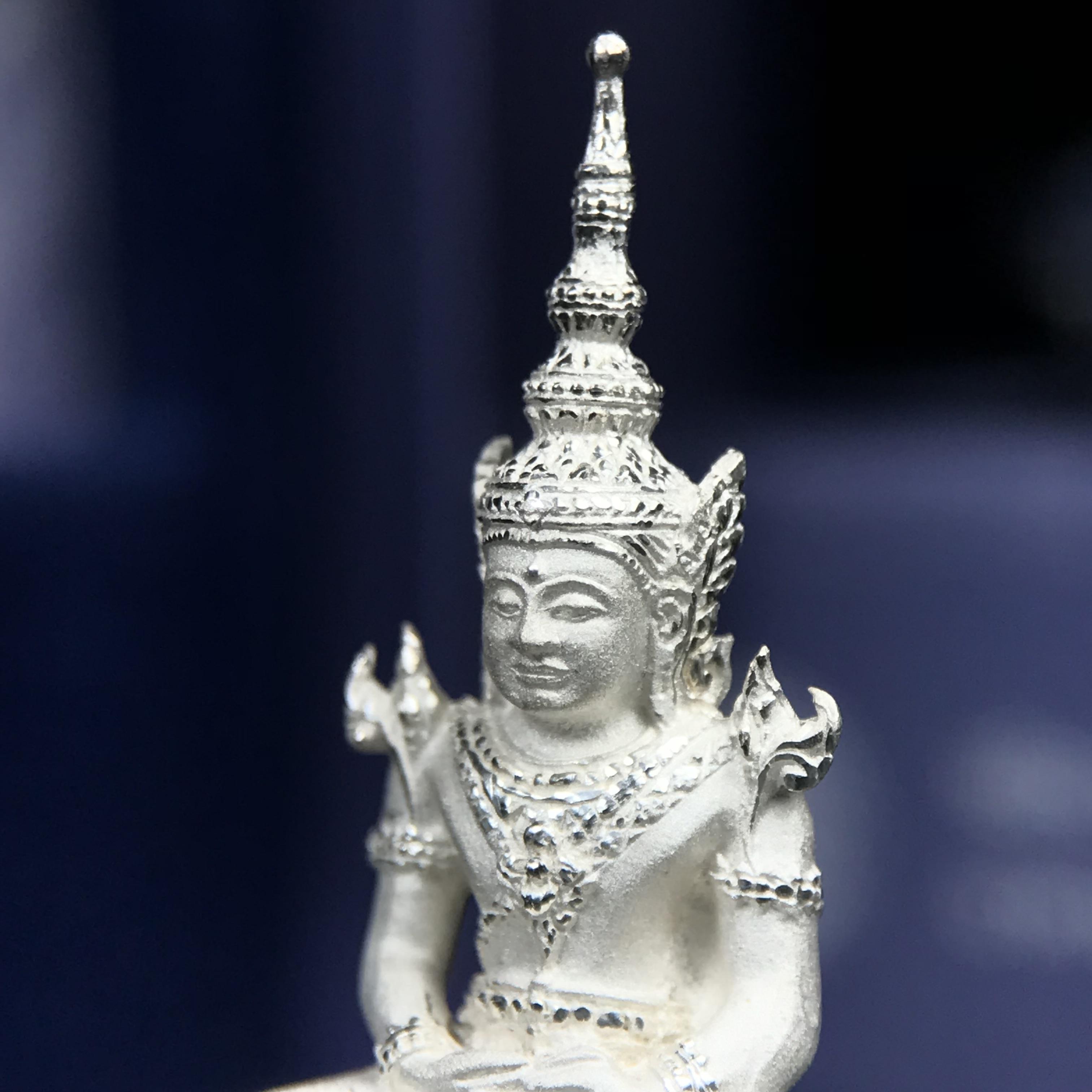 พระแก้วมรกต ภปร. ปี 2547 จัดสร้างโดยโรงพยาบาลภูมิพลอดุลยเดช เนื้อเงิน ลอยองค์ สูง 3.7 ซม. หน้าตัก 1/2 นิ้ว พิธีมหามังคาภิเษก ณ พระอุโบสถวัดพระศรีรัตนศาสดาราม(วัดพระแก้ว) งดงามทรงคุณค่าอีกหนึ่งรุ่นยอดนิยม หายาก(หมายเลขสวย ๑๔๙๙)(1ใน3000องค์)