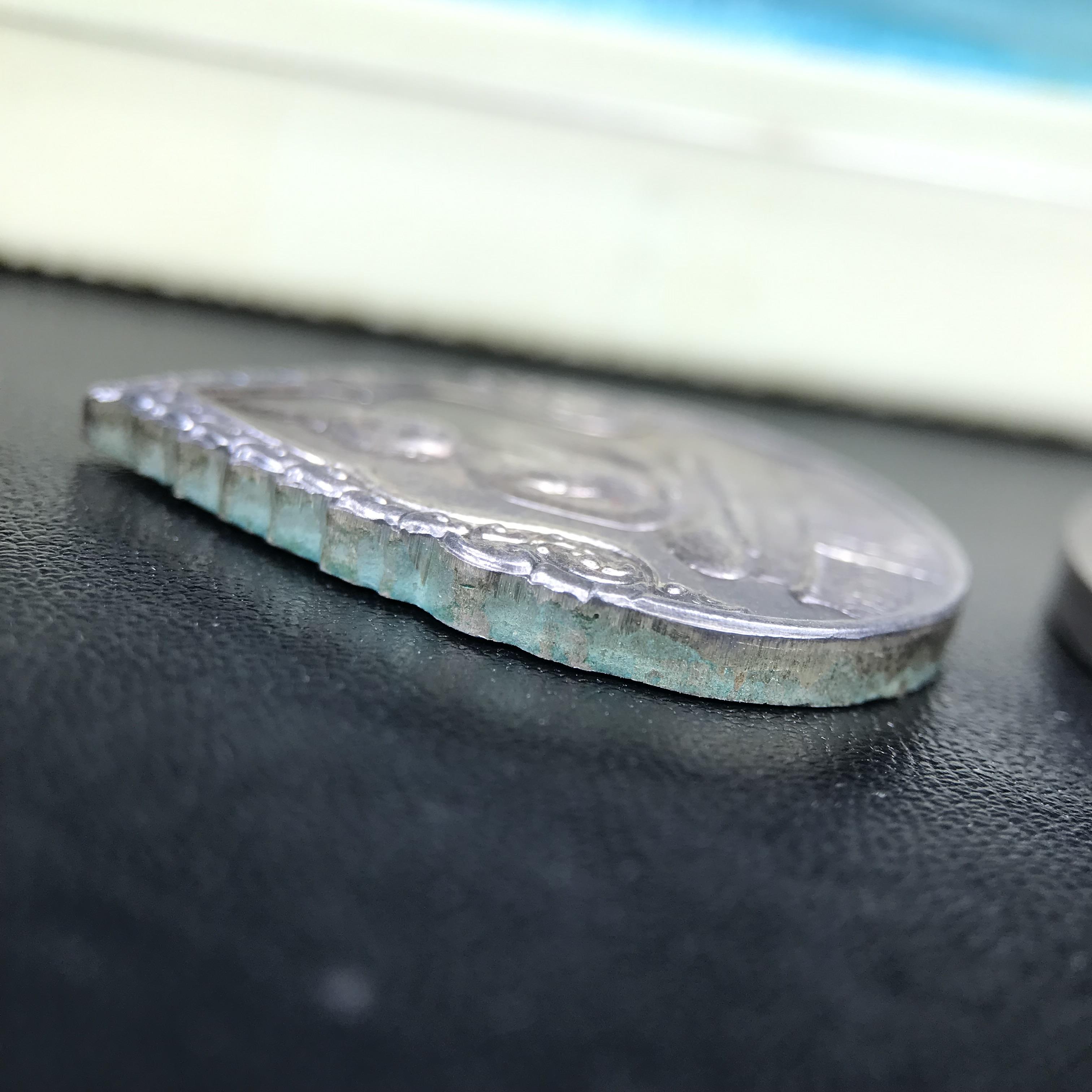 เหรียญพระแก้วมรกตหลัง ภปร. ฉลองกรุงรัตนโกสินทร์ครบ 200 ปี พ.ศ.2525 เนื้อเงิน(ผิวเดิมสวย)กล่องบรรจุเดิมครบ 3พิมพ์ ร้อน ฝน หนาว(บล็อกแรกไม่มีพระราชศรัธานิยม)(ในหลวงรัชกาลที่9 เสด็จในพิธี)พระคู่บ้านคู่เมือง...พระดี...พิธีใหญ่(บล็อกแรกครบชุด ผิวเดิม หายาก)