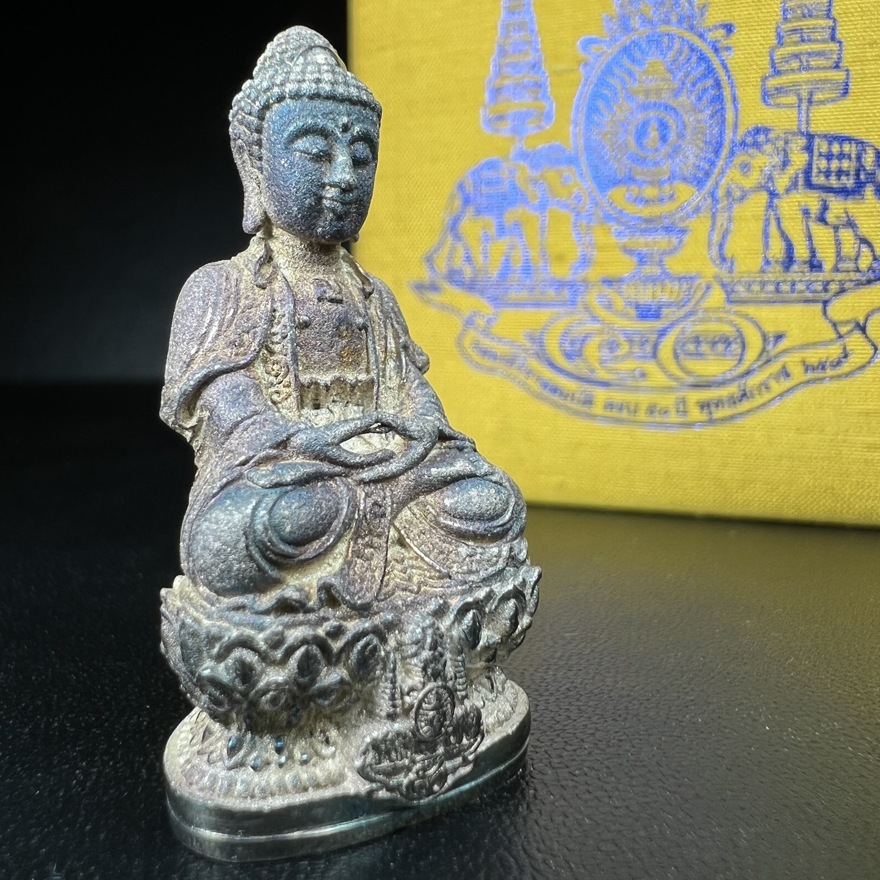 พระกริ่งจีน "ต้าเยิ่นถะ" รุ่น กาญจนาภิเษกครองราชย์ 50 ปี วัดบวรนิเวศวิหาร ปี2538 เนื้อเงิน(ผิวเดิมกลับดำขึ้นสีรุ้งเข้มขลังงดงามธรรมชาติสร้างสรรค์สภาพสวยเดิมพร้อมกล่องบรรจุเดิม ตอกโค๊ดหมายเลขกำกับ)(คัดสภาพสวยเดิมพิธีใหญ่พุทธศิลป์งดงาม)1ใน6001องค์