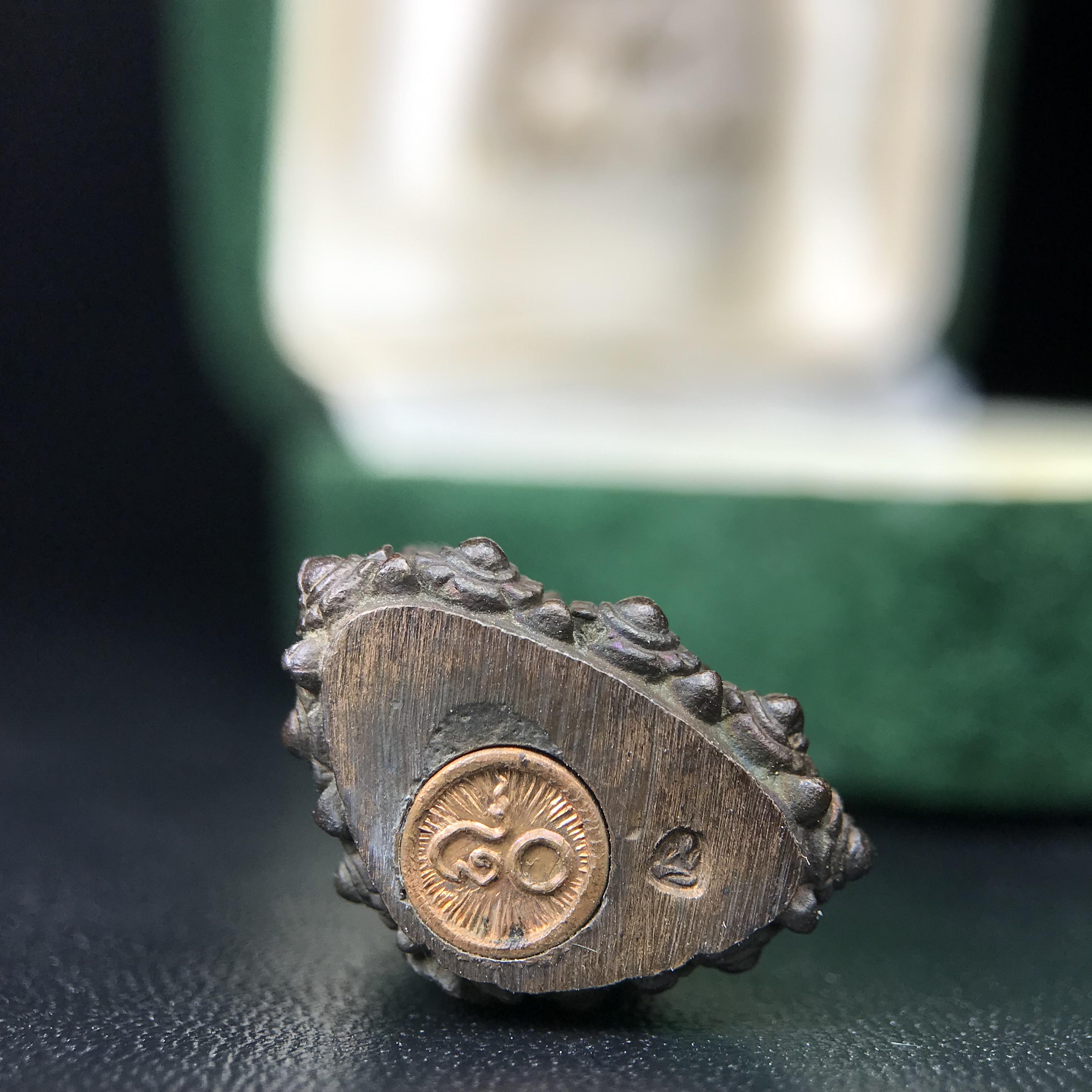 พระกริ่งวาสนา(รุ่นแรก) 80 พรรษา สมเด็จพระสังฆราช (วาสน์) วัดราชบพิธฯ ปี2521 เนื้อนวโลหะ(ตอกโค๊ตพระปิดตา) โดยมีหลวงปู่โต๊ะ วัดประดู่ฉิมพลีร่วมปลุกเสก พร้อมกล่องบรรจุเดิม(รุ่นแรก คอตั้งตรงได้สัดส่วน หายาก)