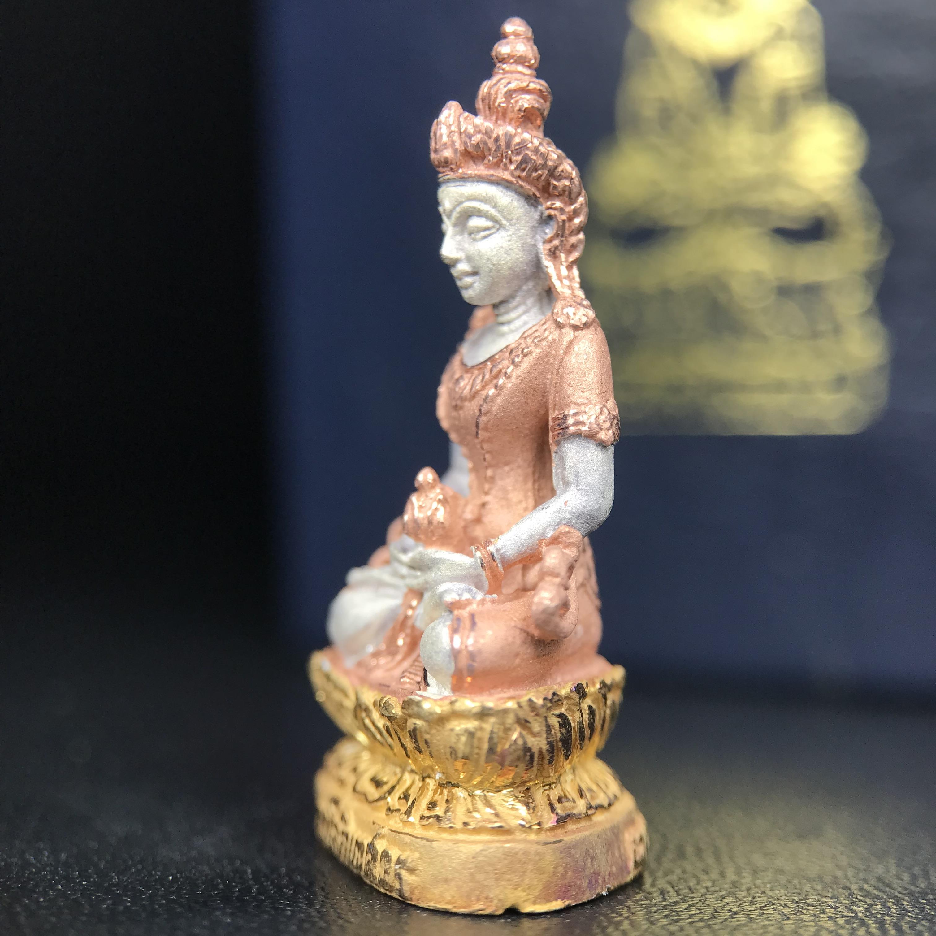 พระอวโลกิเตศวร เมตตา มหาบารมี พิธีพุทธาภิเษก ณ อุโบสถ วัดบวรนิเวศวิหาร 3 พฤษภาคม 2540 เนื้อเงินสามกษัตริย์ ขนาด 3.2 x 2.7 ซม. ตอกโค๊ตใต้ฐานพร้อมกล่องบรรจุเดิม สวย ครบ สมบูรณ์(รุ่นนี้หายาก พบเจอน้อยมาก)