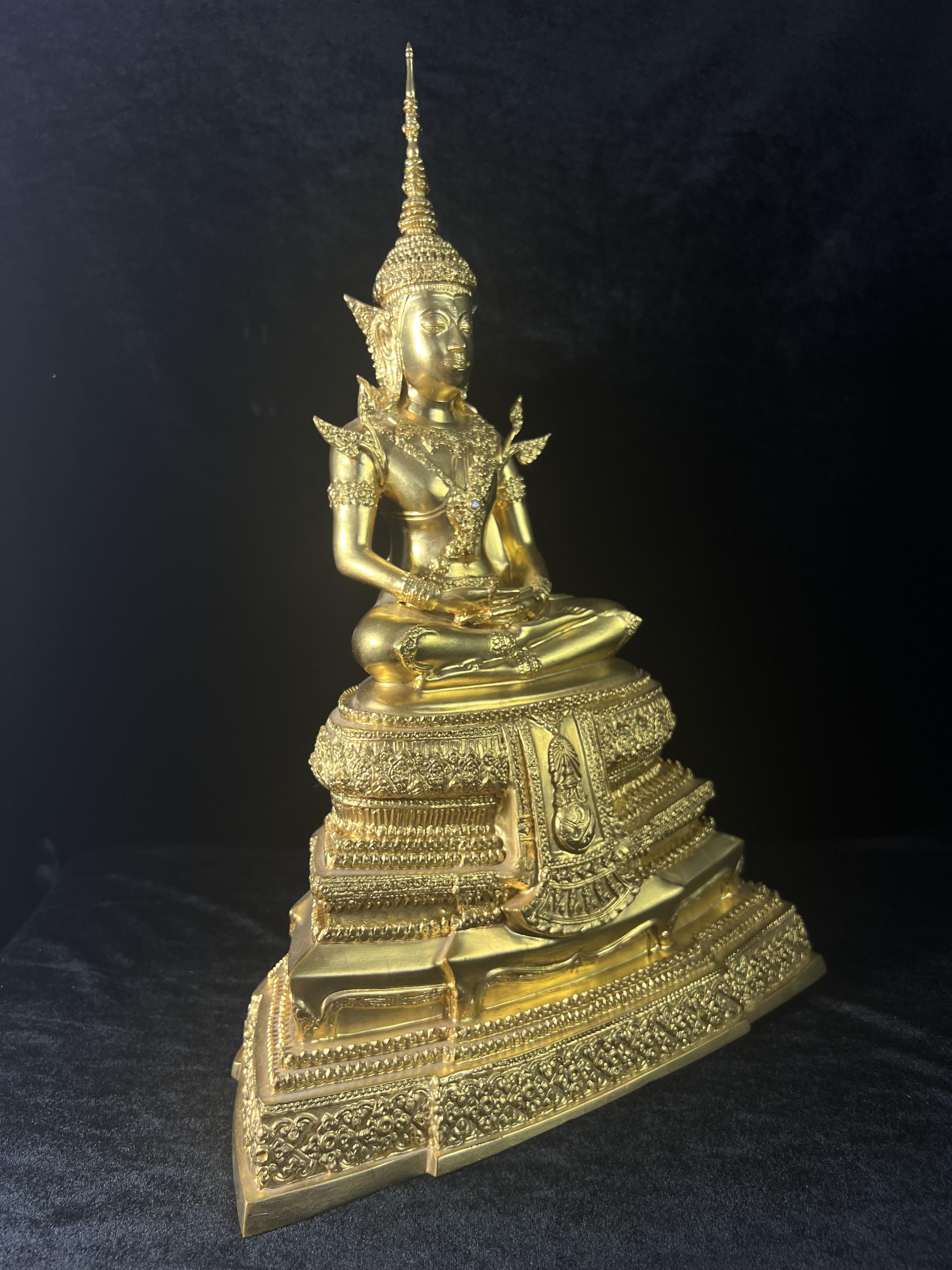 พระพุทธปฏิมาสุวรรณภูมิสิริโชค ภปร. การบินไทยจัดสร้างขึ้น เนื่องในวโรกาสมหามงคลเฉลิมพระชนมพรรษาของพระบาทสมเด็จพระเจ้าอยู่หัวรัชกาลที่ 9 ครบ 80 พรรษา ขนาดหน้าตัก 5 นิ้ว สูง 16 นิ้ว ปิดทองสวิส 99.9 เปอร์เซนต์ (พิธีใหญ่ พุทธศิลป์งดงาม หายาก)องค์หมายเลข ๙๗๘