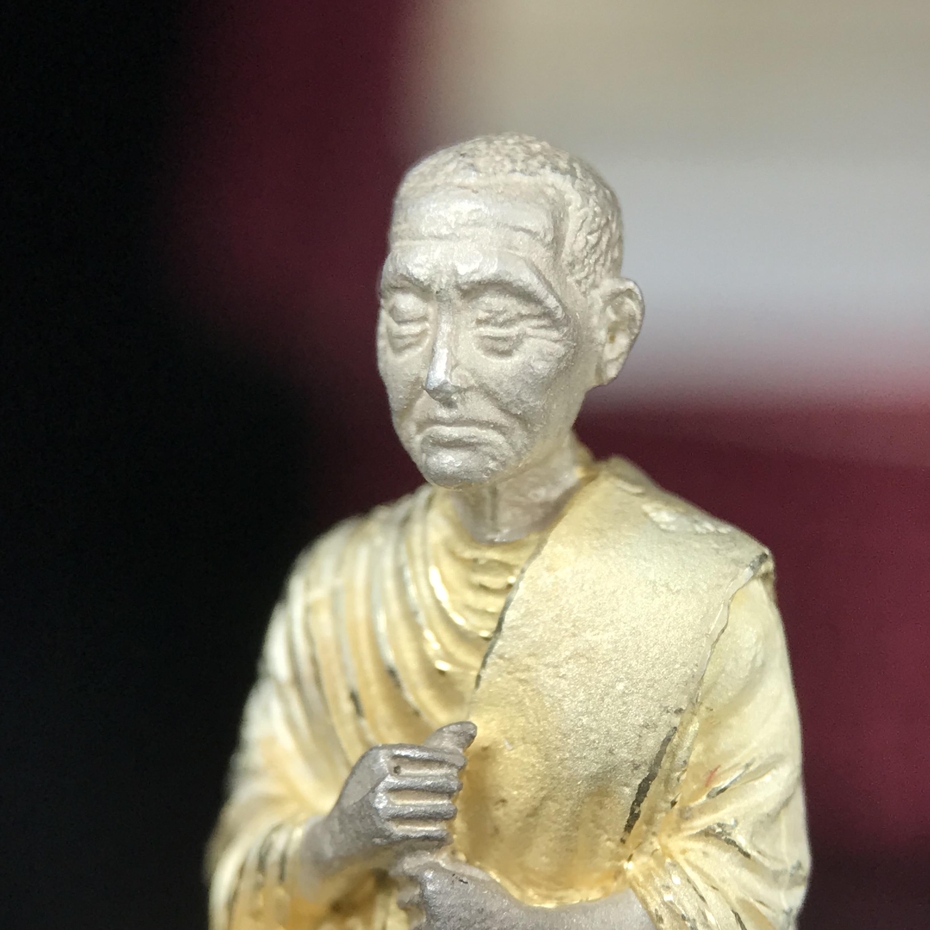 รูปเหมือนสมเด็จพระพุฒาจารย์ (โต พรหมรังสี)วัดใหม่อมตรส บางขุนพรหม ปี2540 รุ่นกาญจนาภิเษก จัดสร้างในวโรกาสที่รัชกาลที่ 9 ทรงครองสิริราชสมบัติ ครบ 50ปี ลอยองค์พิมพ์ใหญ่ เนื้อเงินบริสุทธิ์ 99.9% แบบชุบสามกษัตริย์ขัดเงาบางส่วน พร้อมกล่องบรรจุเดิมครบ