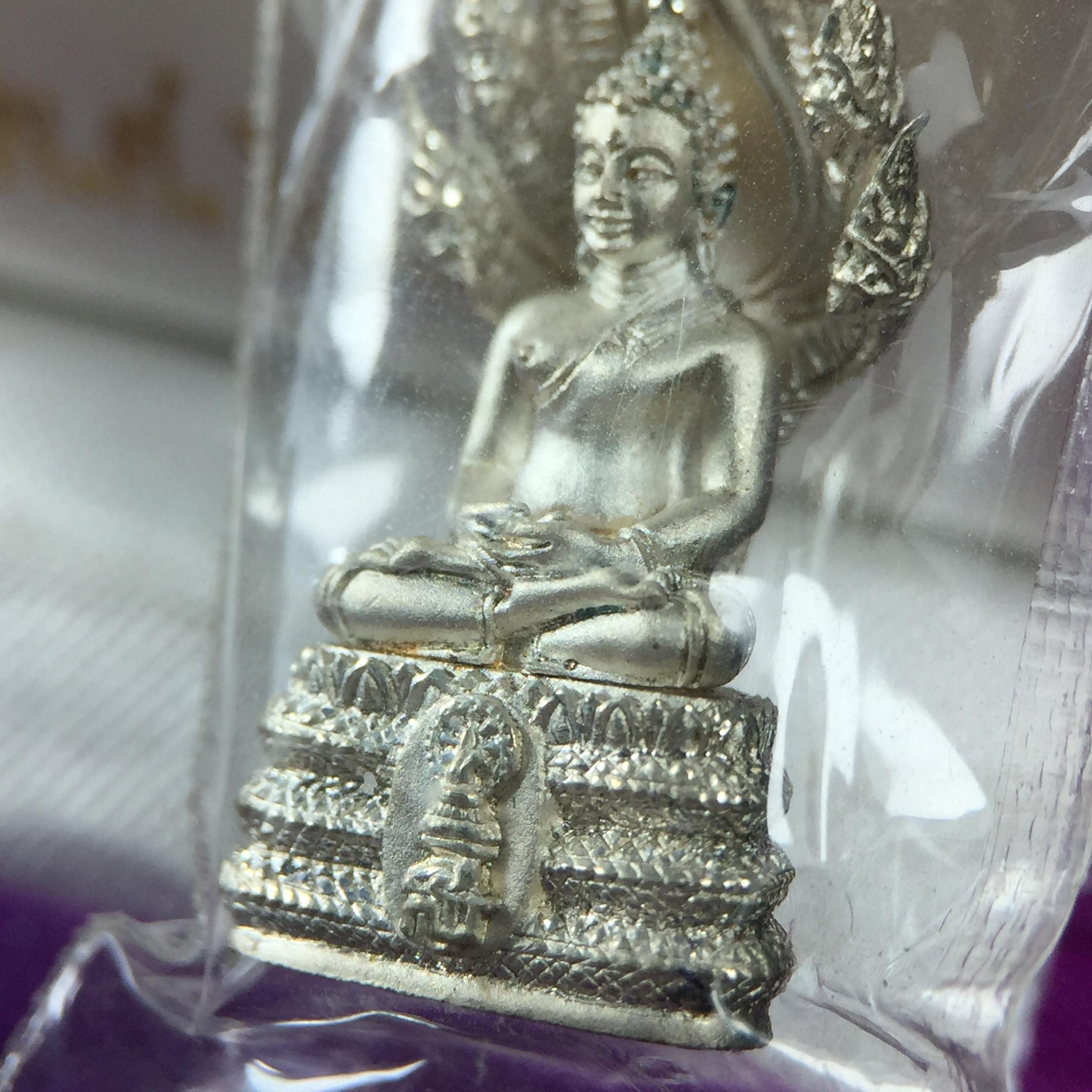 พระนาคปรก สธ. รุ่นสร้างพระอุโบสถเฉลิมพระเกียรติ 4 รอบ 84 พรรษา สมเด็จพระเทพรัตนราชสุดาฯ วัดบวรนิเวศวิหาร ปี 2543 พิมพ์เล็ก เนื้อเงินบริสุทธิ์ แบบพ่นทรายขัดเงาบางส่วน(สภาพ สวย ซีนซองกล่องบรรจุเดิมครบ)พิธีใหญ่ พุทธศิลป์งดงาม หายาก (1 ใน 2999 องค์)