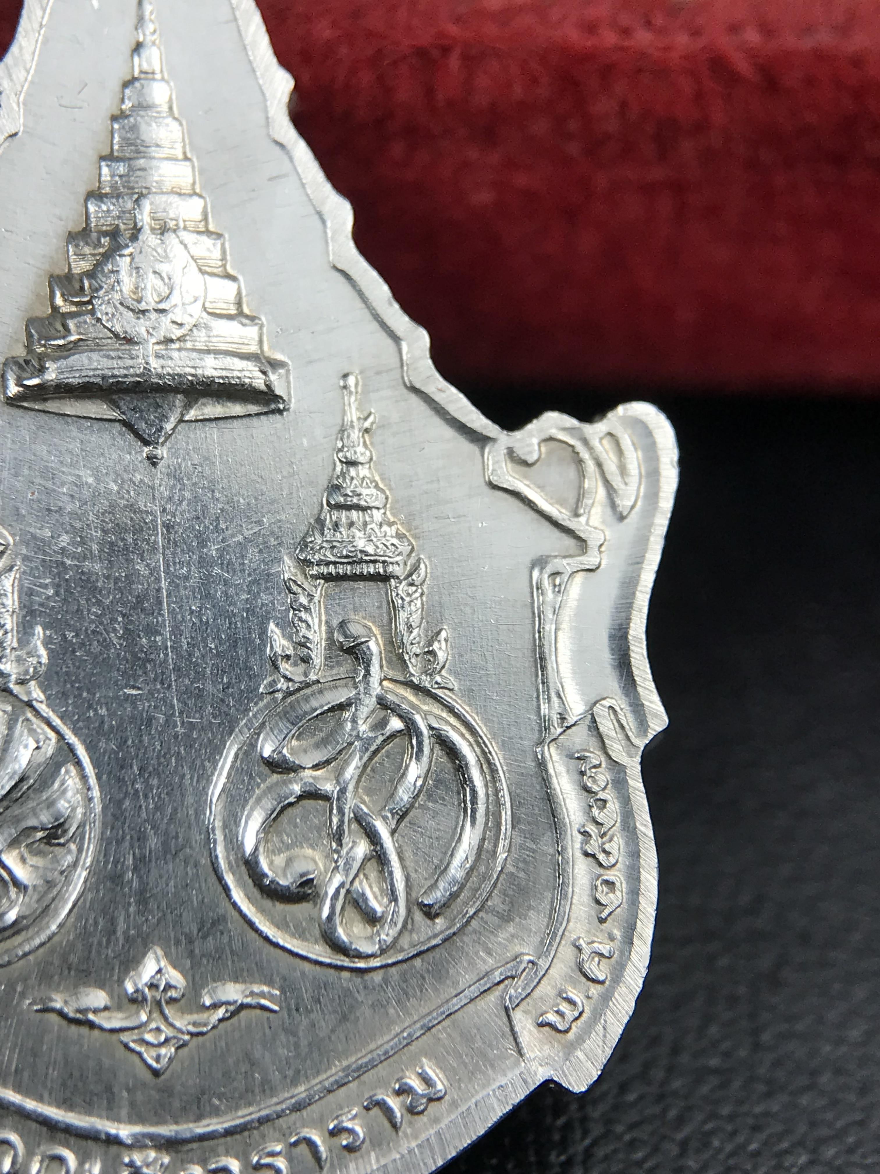 เหรียญพระพุทธญาณนเรศวร์ รุ่นแรก หลังพระปรมาภิไธย ภปร.และ สก.วัดญาณสังวราราม จ.ชลบุรี ปี 2527 เนื้อเงิน(ผิวขาว สวย ใส)ขนาด 2.3 x 3.8 ซม. พร้อมกล่องกำมะหยี่เดิมครบสมบูรณ์ สมเด็จพระญาณสังวร ประธานในพิธีมหาพุทธาภิเษก(เนื้อเงินพบเจอน้อย หายาก)