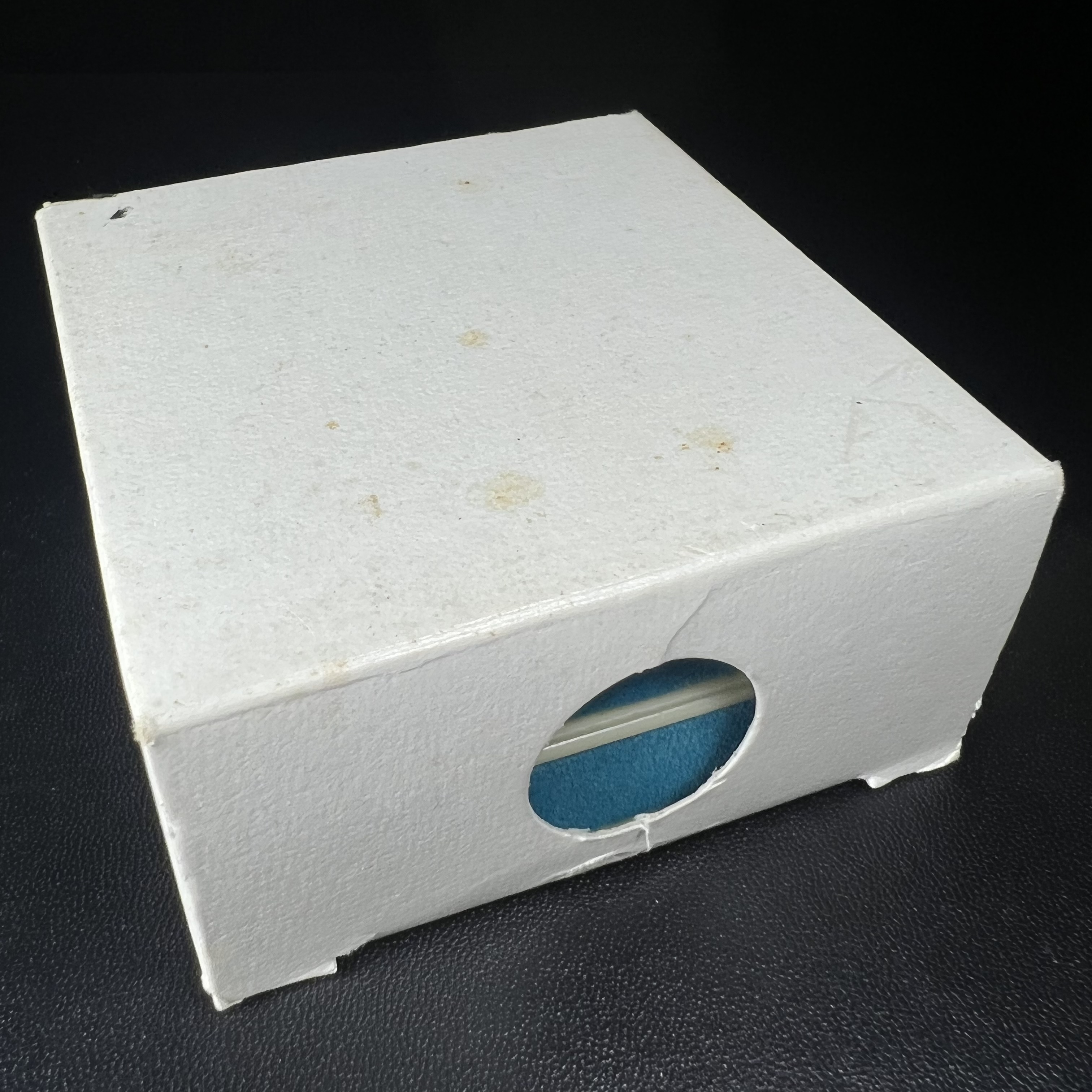 เหรียญหลวงพ่อโสธร รุ่นดวงชะตาคู่ชีวิต พิธีมหาจักรพรรดิตราธิราชครั้งยิ่งใหญ่ พิธีสวดนพเคราะห์เพื่อความเป็นสิริมงคล ปี 2547 ณ พระอุโบสถวัดโสธรวรารามวรวิหาร จ.ฉะเชิงเทรา เนื้อเงินลงยาราชาวดี ขนาด 3.2 ซม.พร้อมกล่องบรรจุเดิมสภาพสวยครบสมบูรณ์