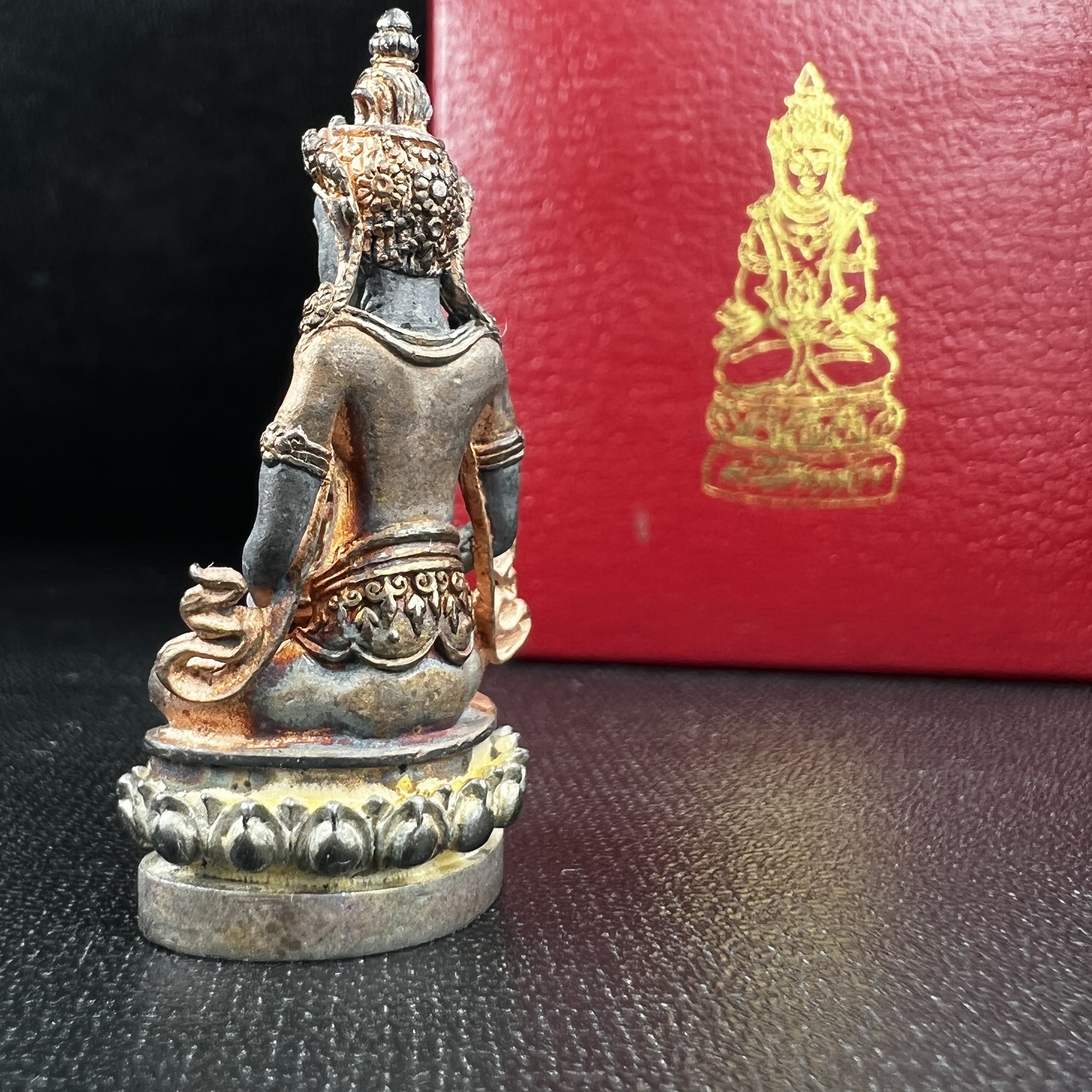 พระกริ่งอวโลกิเตศวร ( เจ้าแม่กวนอิม ) วัดโพธิ์แมนคุณาราม เนื้อเงิน 3 กษัตริย์ พ่นทราย(ผิวเดิม ขึ้นสีรุ้งธรรมชาติ แบบนิยม เสน่ห์ของพระเนื้อเงิน) รุ่นอุดมโภคทรัพย์ พ.ศ.2539(อีกหนึ่งรุ่นยอดนิยม พุทธศิลป์สวยงดงาม)