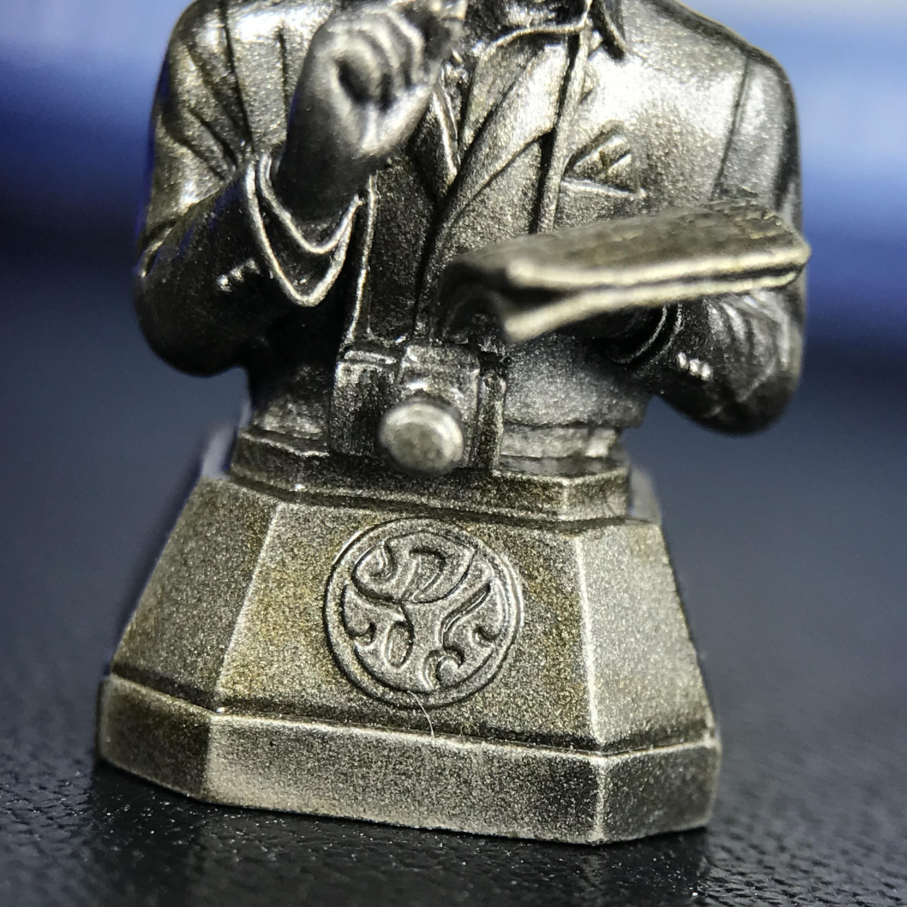 พระบรมรูปพระบาทสมเด็จพระเจ้าอยู่หัวรัชกาลที่ 9(ทรงงาน) ภปร. รุ่นเพราะแผ่นดินนี้คือแผ่นดินเกิด ปี 2551 ขนาดสูง 1 นิ้ว เนื้อบรอนซ์ชุบเงินรมดำ(ด้านหน้า ฐานพระบรมรูปฯ ประดิษฐานอักษรพระปรมาภิไธย ภ.ป.ร.)นิยมหายาก***รุ่นตรา ภปร. พบเจอน้อยมาก****