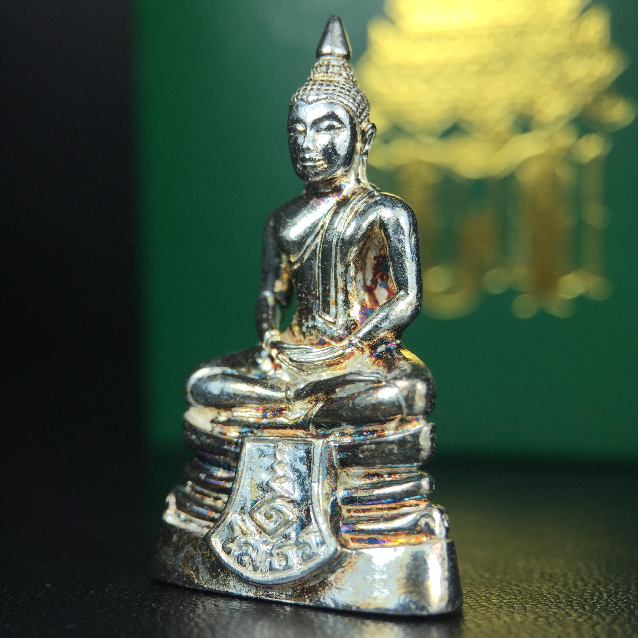 พระพุทธโสธร รุ่น กศก. 120 ปี เนื่องในโอกาสครบ 120 ปี กรมศุลกากร กระทรวงการคลัง จัดสร้าง ปี 2537 เนื้อเงินบริสุทธิ์ 99.9% ผิวขัดเงา(ขึ้นสีรุ้งธรรมชาติสวย)(งานบริษัท แพรนด้า จิวเวลรี่)สวยงดงาม ทรงคุณค่า สีสันที่ธรรมชาติสรรค์สร้าง