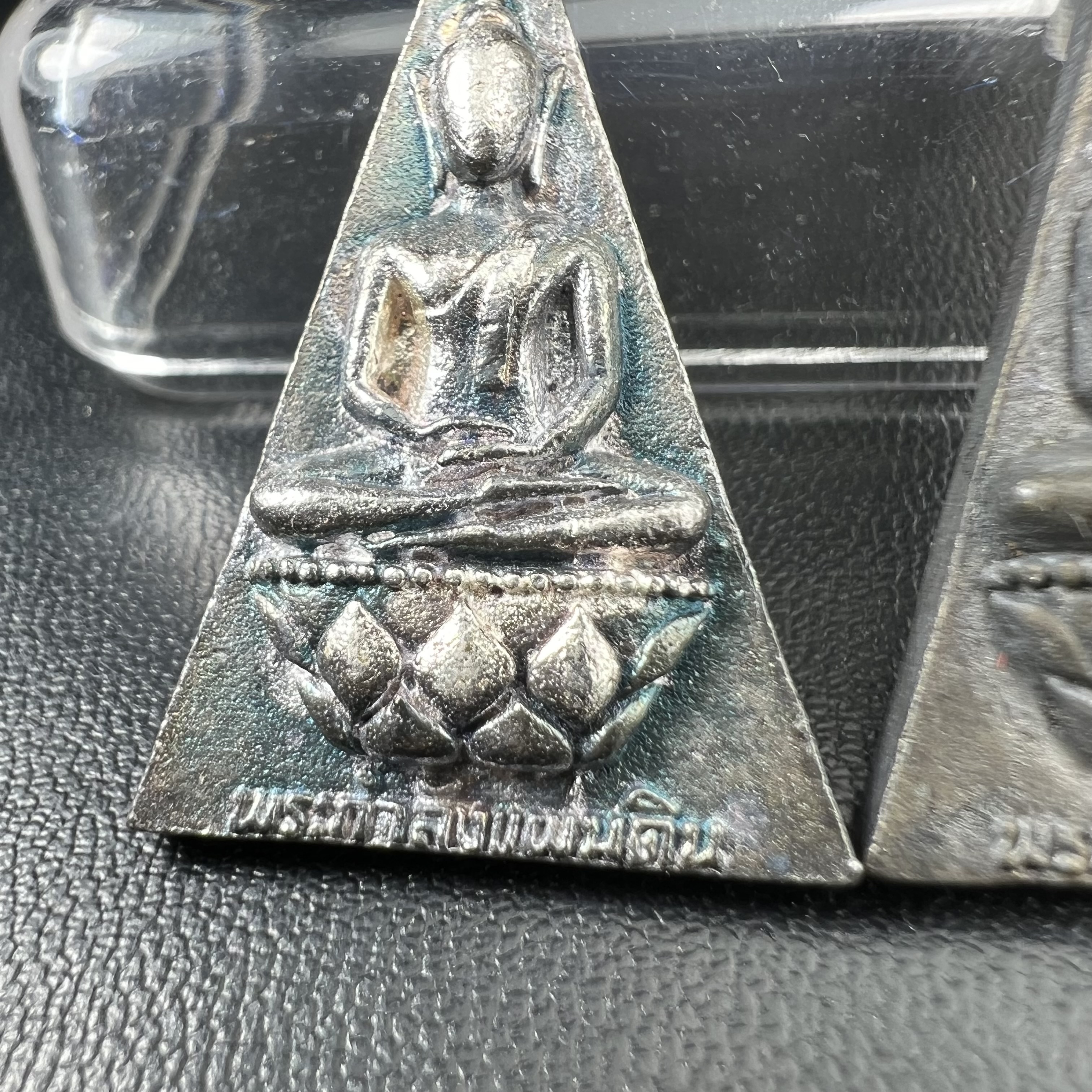 พระกำลังแผ่นดิน (สมเด็จจิตรลดา2) จัดสร้างเฉลิมพระเกียรติ ร.9 ครองราชย์ 50 ปี 2539 เนื้อเงิน(ผิวเดิมกลับดำ รุ้งๆสวย)+เนื้อนวโลหะ(สร้างน้อยหายาก)พร้อมกล่องบรรจุเดิมครบสมบูรณ์(1ใน2539องค์)