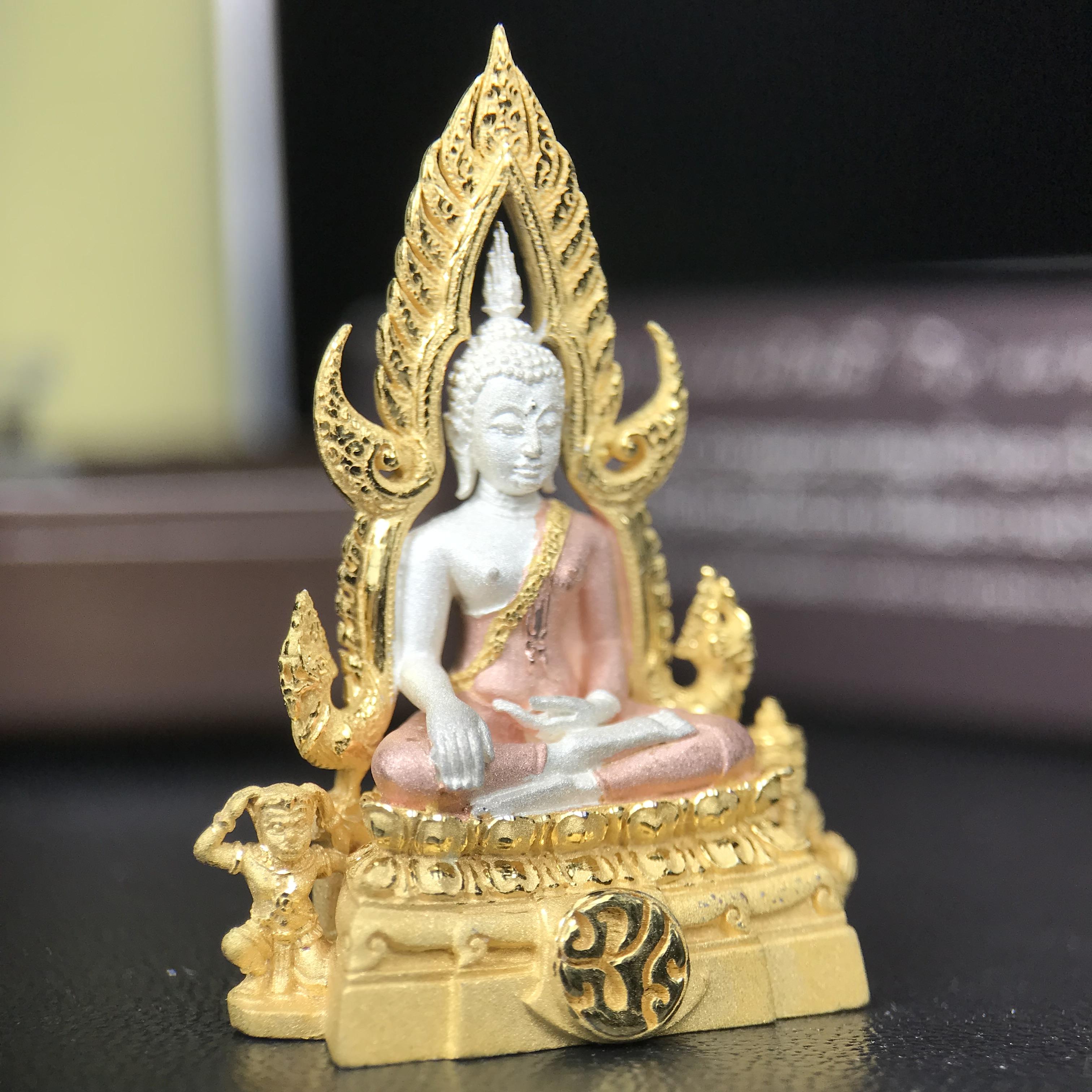 พระพุทธชินราช ภปร. โครงการ "เพราะแผ่นดินนี้ คือ แผ่นดินเกิด" ปี 2548(รุ่นแรก) ลอยองค์เนื้อเงินสามกษัตริย์ หน้าตัก 1/2 นิ้ว (ขนาด 3.5 x 2.5 ซม.) พุทธศิลป์งดงามทรงคุณค่า รุ่นยอดนิยม(องค์หมายเลข 9141)เลขสวยเลขเก้าหน้า...เจริญก้าวหน้าในทุกๆด้าน