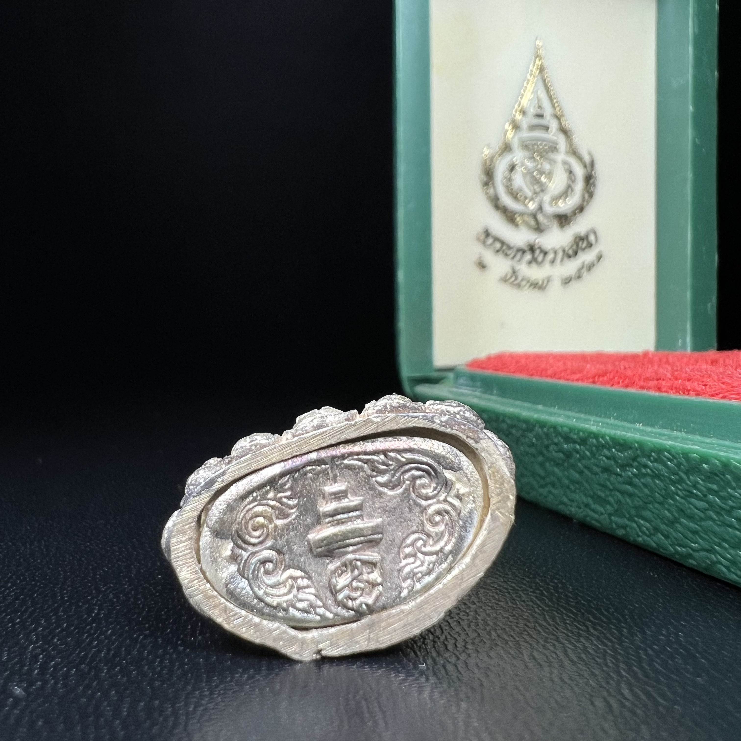 พระกริ่งวาสนาสมเด็จพระสังฆราช(วาสน์)วัดราชบพิธฯ ปี2531 เนื้อเงิน สร้างเป็นที่ระลึกในคราวที่สมเด็จพระอริยวงศาคตญาณ สมเด็จพระสังฆราช(วาสน์ วาสโน)มีพระชนมายุครบ90พรรษา(ในหลวง ร.9 เสด็จในพิธี)งานแกะแม่พิมพ์โดย นายช่างเกษม มงคลเจริญ)(1 ใน 191 องค์)หายาก