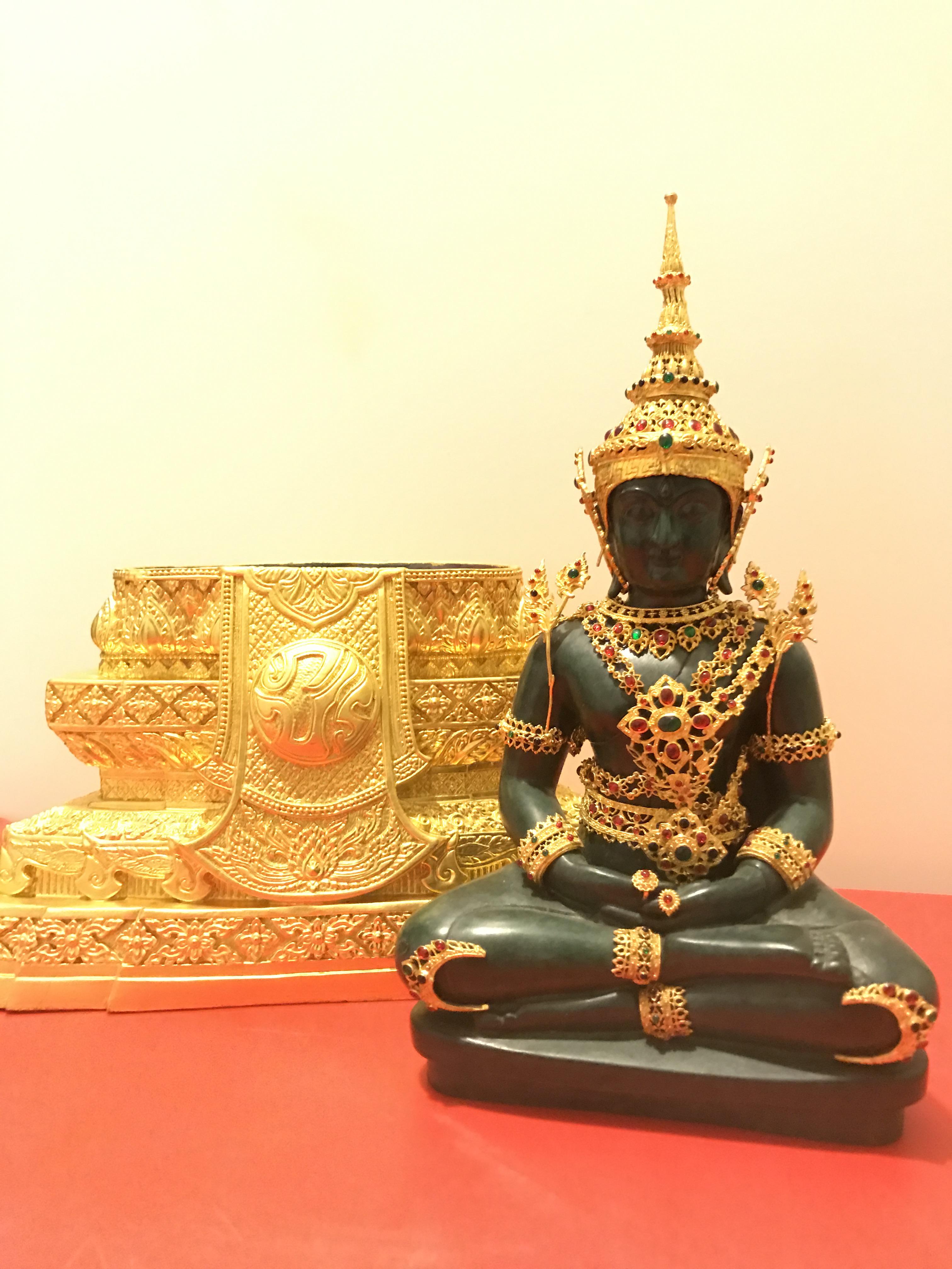 พระพุทธมหามณีรัตนปฏิมากร จำลอง (พระแก้วมรกต) ขนาดบูชาหน้าตัก 5 นิ้ว ตราสัญลักษณ์ ภ.ป.ร. รุ่นแรก ปี2547 เนื้อนวโลหะเคลือบสีเขียว(เครื่องทรงนวโลหะชุบทองไมครอน)