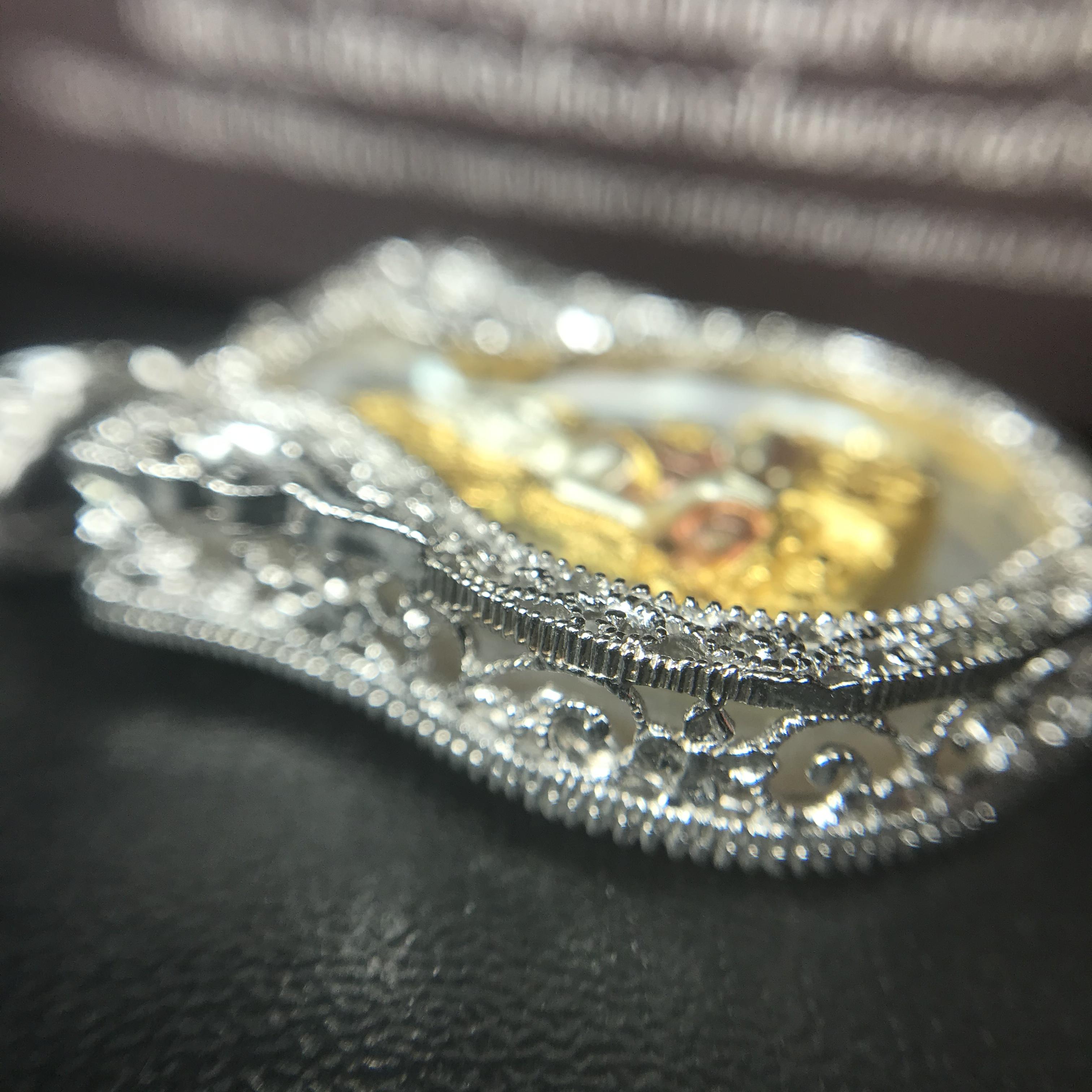 พระพุทธชินราช ภปร. โครงการ "เพราะแผ่นดินนี้ คือ แผ่นดินเกิด" ปี2548(รุ่นแรก) เหรียญทรงเสมา ขนาด 21 x 29 มม.เนื้อเงินสามกษัตริย์ องค์พระชุบสามกษัตริย์ ล้อมด้วยกรอบเงินชุบทองคำขาวสลักเสลาเป็นลวดลายละเอียดอ่อน ส่วนพื้นองค์พระเป็นเปลือกหอยมุขงดงาม