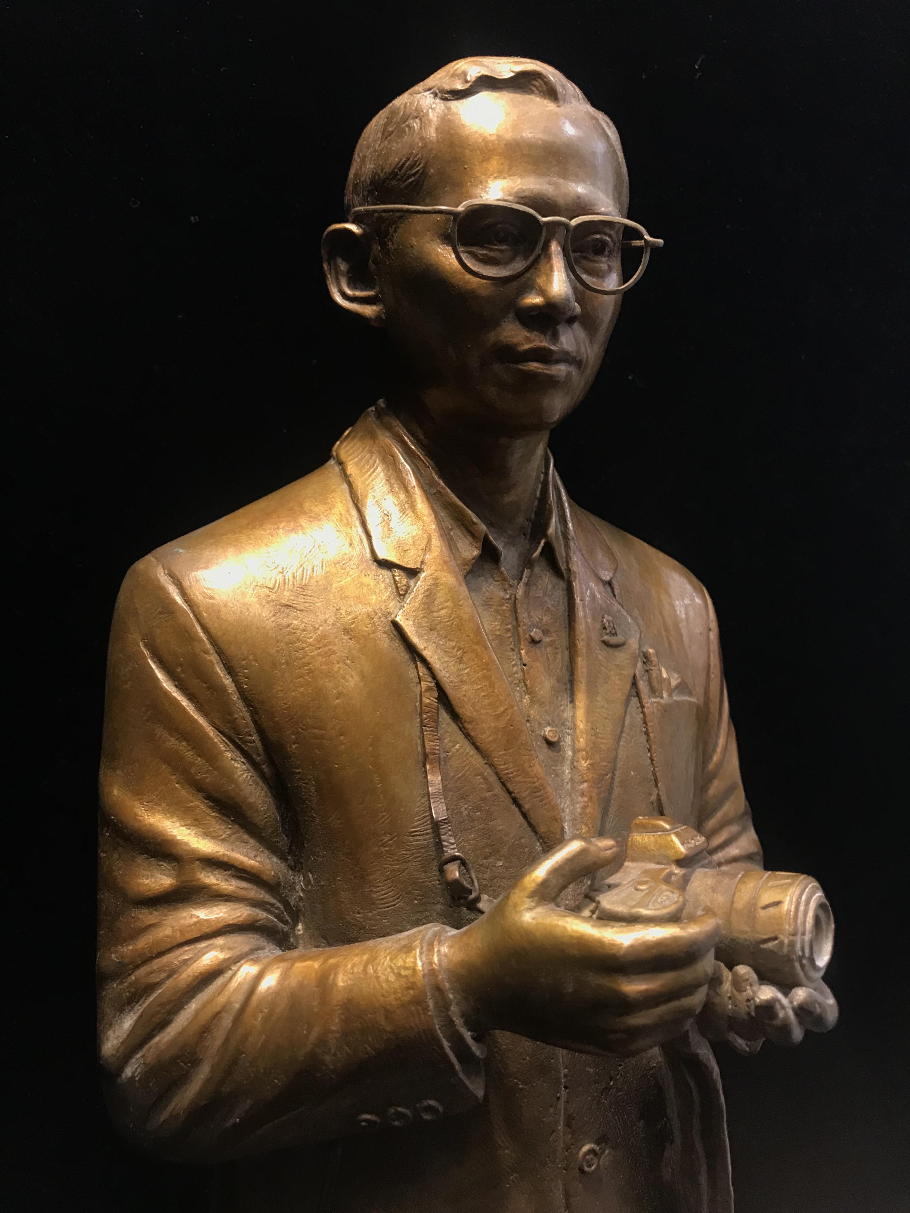 รูปหล่อพระบรมรูปพระบาทสมเด็จพระเจ้าอยู่หัว “ทรงงาน” เนื่องในโอกาสเฉลิมพระชนมพรรษา 86 พรรษา 5 ธันวาคม 2556 (ในหลวงท่านทรงดำริให้จัดสร้าง และ ตรวจงานด้วยพระองค์เอง)