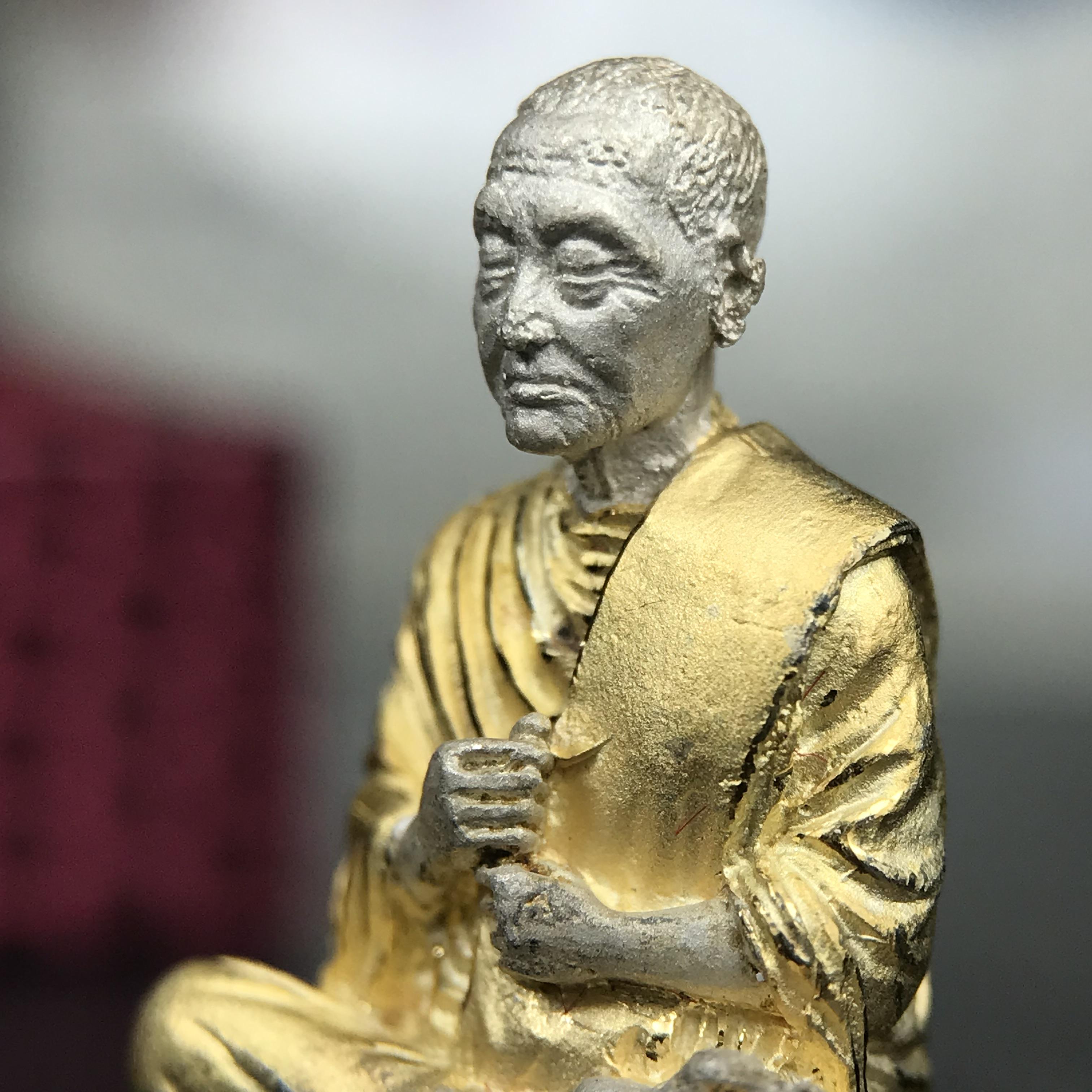 รูปเหมือนสมเด็จพระพุฒาจารย์ (โต พรหมรังสี)วัดใหม่อมตรส บางขุนพรหม ปี2540 รุ่นกาญจนาภิเษก จัดสร้างในวโรกาสที่รัชกาลที่ 9 ทรงครองสิริราชสมบัติ ครบ 50ปี ลอยองค์พิมพ์ใหญ่ เนื้อเงินบริสุทธิ์ 99.9% แบบชุบสามกษัตริย์ขัดเงาบางส่วน พร้อมกล่องบรรจุใบรับรองเดิมครบ