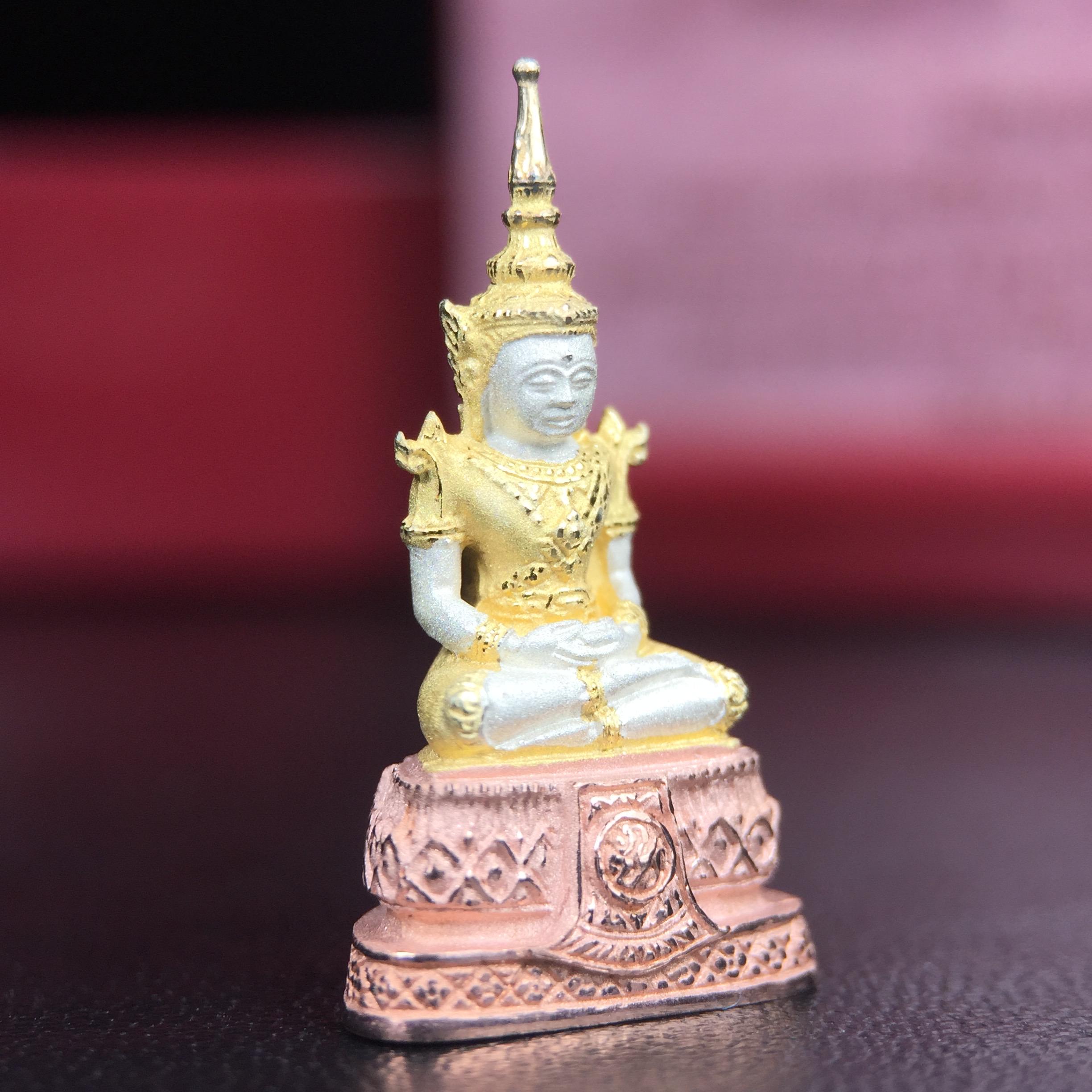 พระแก้วมรกต ภปร.(รุ่นแรก) ปี2545 จัดสร้างในมหาวโรกาส พระบาทสมเด็จพระเจ้าอยู่หัวรัชกาลที่ 9 ครบรอบ 75 พรรษา และฉลองกรุงรัตนโกสินทร์ครบ 220 ปี พิมพ์ลอยองค์เล็ก เนื้อเงินบริสุทธิ์ 92.5%(สามกษัตริย์) ขนาด 10*19 มม. พร้อมกล่องเดิมสวยครบสมบูรณ์(องค์หมายเลข4842)