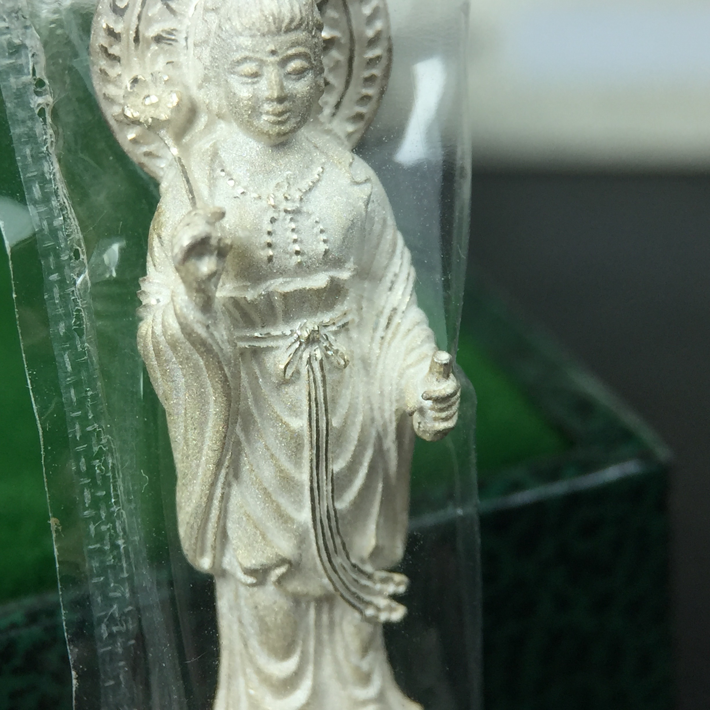 พระโพธิสัตว์อวโลกิเตศวร (เจ้าแม่กวนอิม) รุ่นฉลองปีกาญจนาภิเษก ปี 2540 เนื้อเงินบริสุทธิ์ 99.9%(นวลเงา) เทศบาลนครหาดใหญ่จัดสร้างถวายเฉลิมพระเกียรติพระบาทสมเด็จพระเจ้าอยู่หัวทรงครองสิริราชสมบัติครบ 50 ปี(สภาพซีนซองเดิมกล่องบรรจุการ์ดใบรับรองเดิมครบ)หายาก