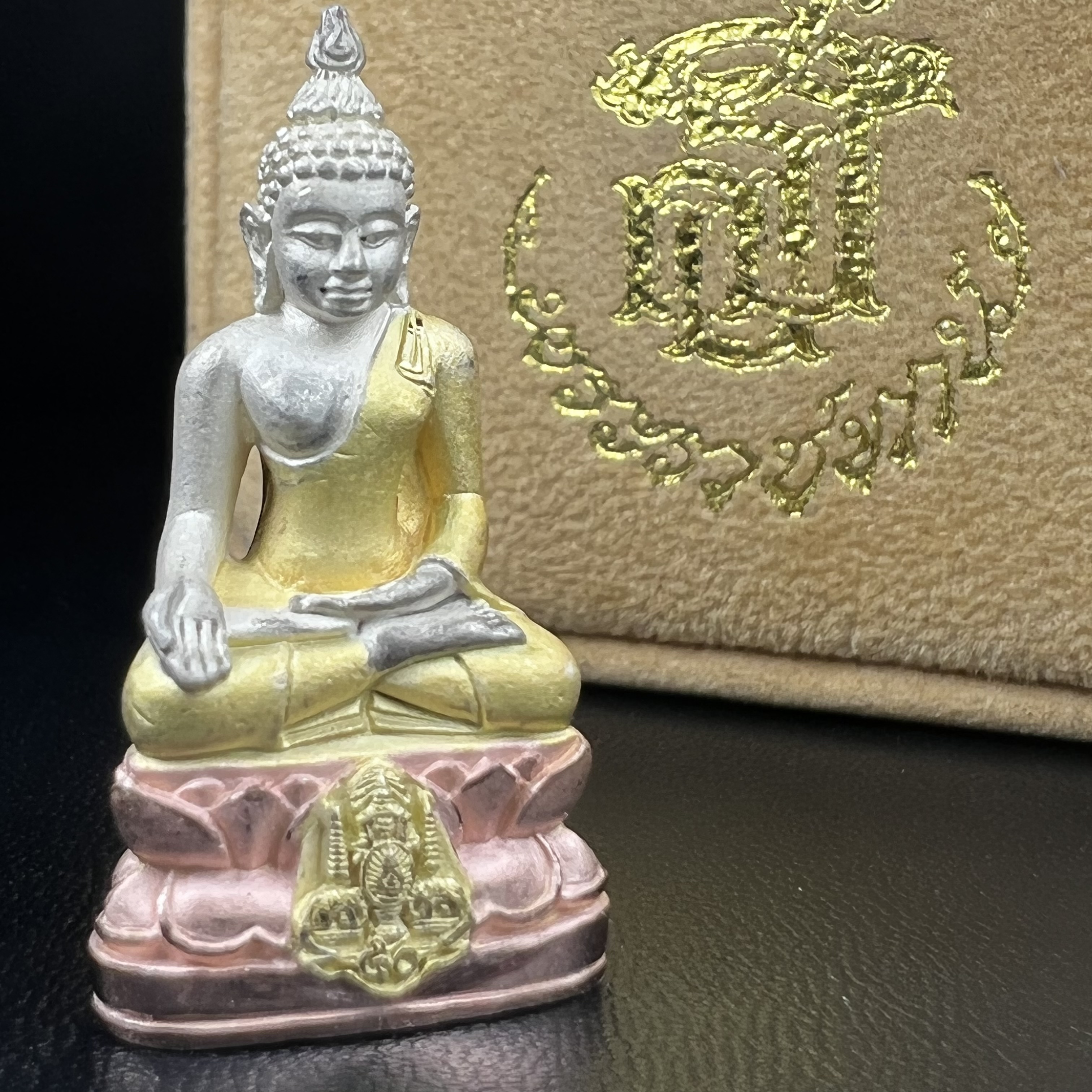 พระกริ่งไพรีพินาศ ครองสิริราชสมบัติครบ 50 ปี พ.ศ.2540 เนื้อเงินสามกษัตริย์ สวย ครบ สมบูรณ์ ชุดพระราชทาน(หายาก)