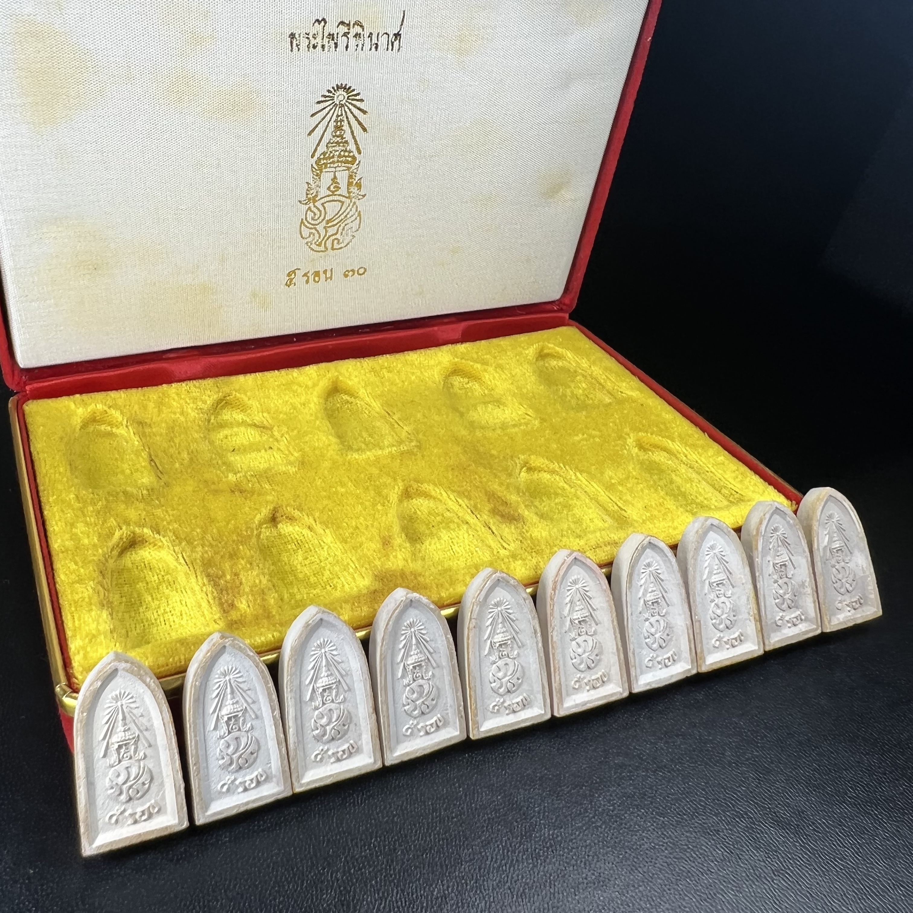 พระไพรีพินาศ ภปร. ครบ 5 รอบ ร.9 ปี 2530(เนื้อผงพิมพ์ใหญ่) ชุดกรรมการ บรรจุจำนวน 10 องค์ ในกล่อง ตราสัญลักษณ์ ภปร.(ในหลวงรัชกาลที่9เสด็จในพิธีเจิมพระสุหร่าย)พระดี พิธีใหญ่ ประกอบพิธีพุทธาภิเษกพร้อมกับพิธีพระกริ่งปวเรศ ปี2530 วัดบวรนิเวศวิหาร(1 ใน 15 ชุด)