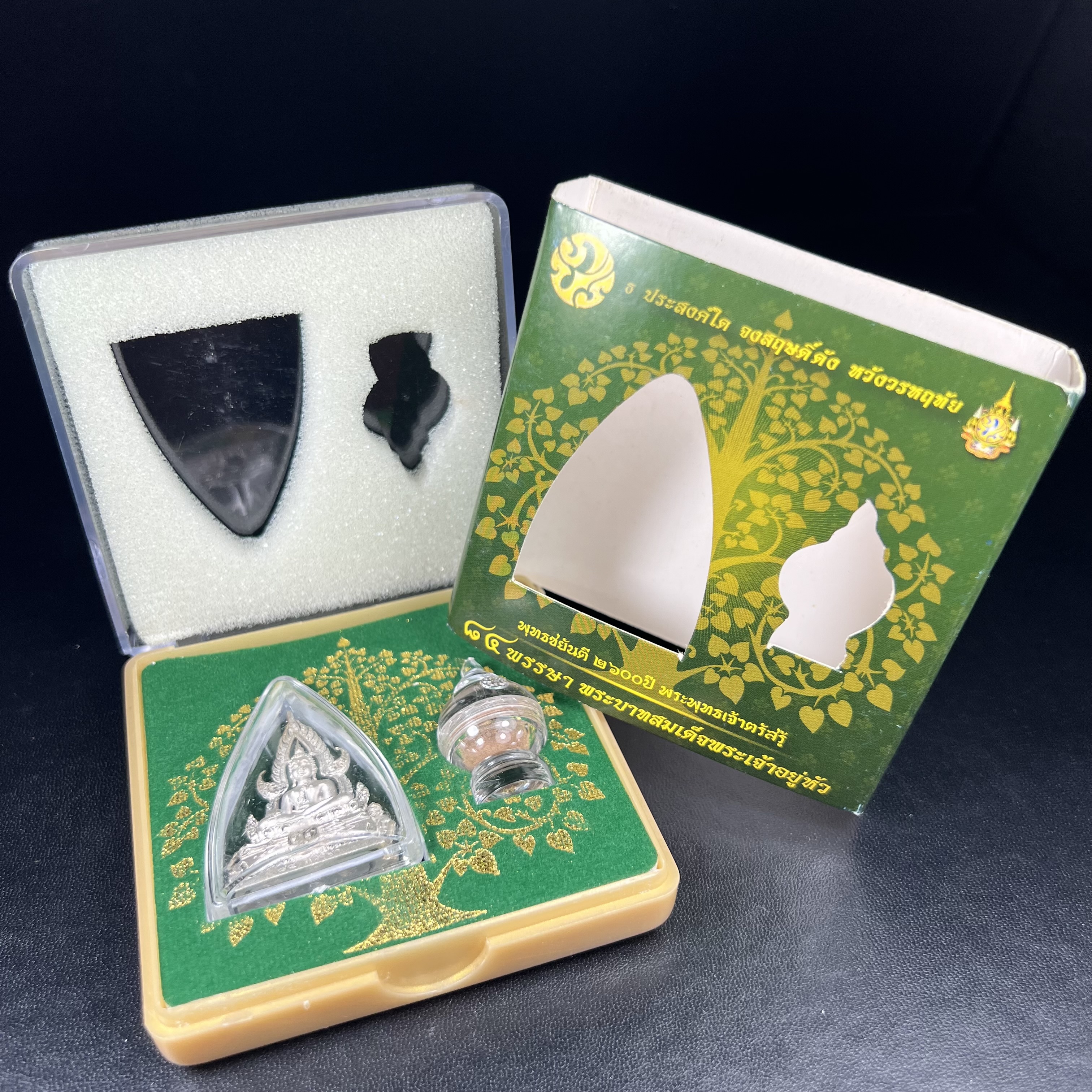 พระพุทธชินราช ภปร. 84 พรรษาในหลวงรัชกาลที่ 9 ปี 2554 พิมพ์กลางขนาดหน้าตัก 1/2 นิ้ว(สูง 3.8 ซม.) เนื้อเงินชุบทองคำขาว(สภาพผิวเดิมสวย) (พระราชทานมวลสาร จิตรลดาและเส้นพระเจ้า(เส้นผม)รัชกาลที่9)พุทธศิลป์ทรงคุณค่าอีกหนึ่งรุ่นยอดนิยม(องค์หมายเลข ๒๔๐๐)