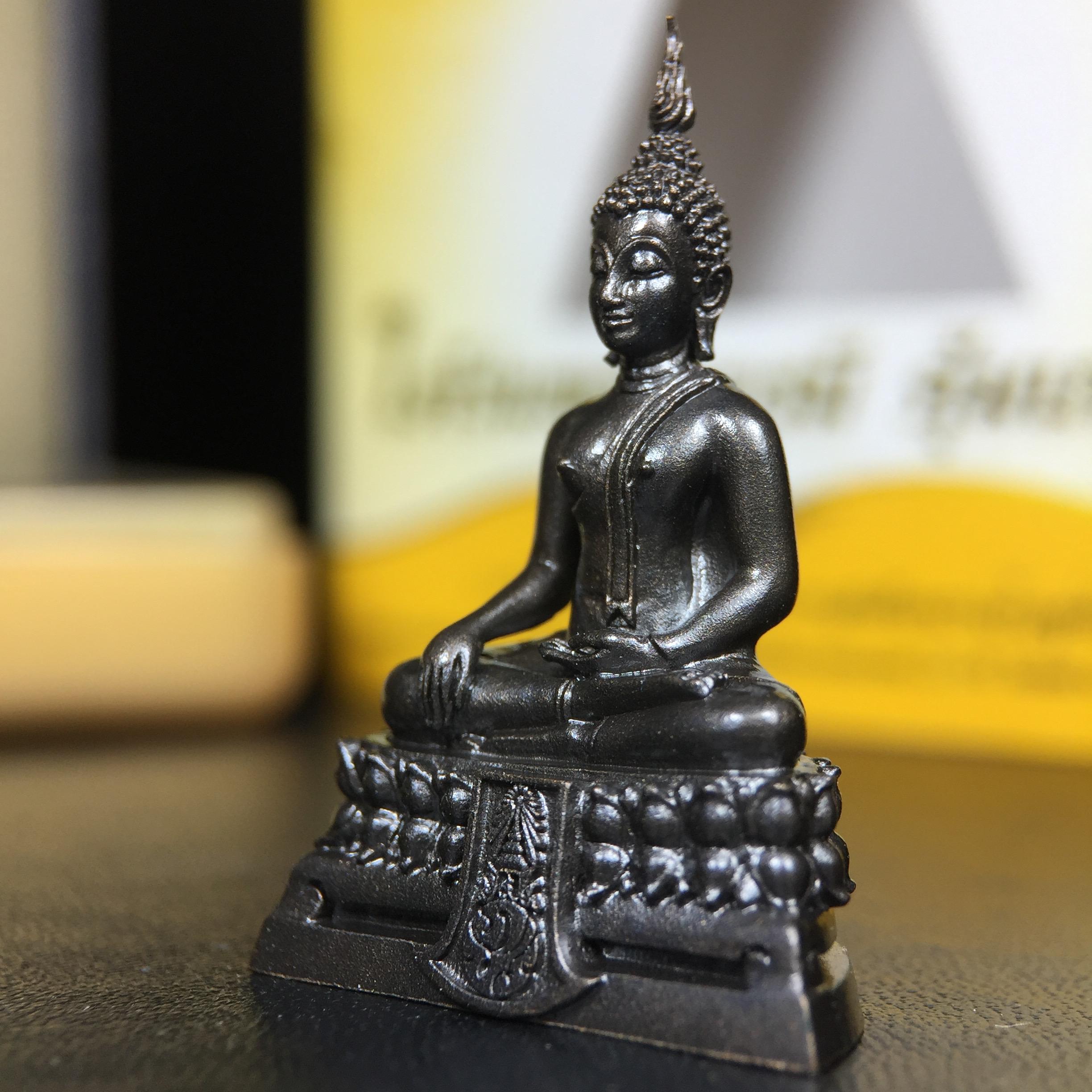 พระพุทธรูปคุ้มเกล้าฯ ภปร.(ใต้ร่มพระบารมี คุ้มเกล้า) 60ปี โรงพยาบาลภูมิพลฯ พ.ศ.2552 เนื้อนวโลหะ รมดำ(พิมพ์ใหญ่ขนาด 35.5*24 มม.)สภาพสวยเดิมพร้อมกล่องบรรจุเดิม ตอกโค๊ดหมายเลขกำกับ