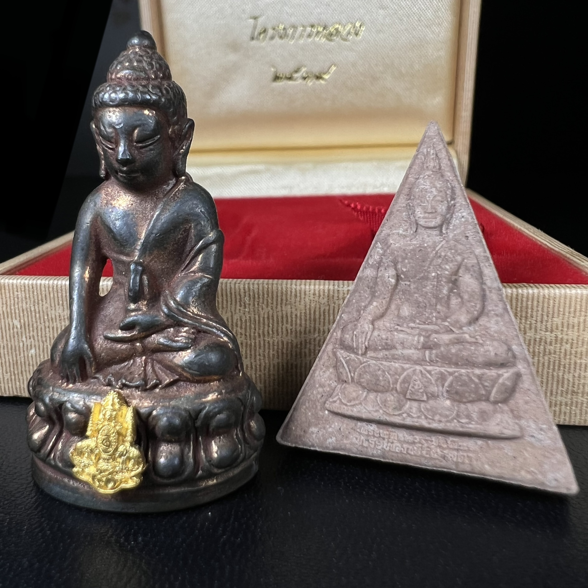 พระกริ่งเจริญโภคทรัพย์ พระพิมพ์จิตรลดา ที่ระลึกโครงการหลวง ปี 2539 ฉลองครองราชสมบัติครบ 50 ปี รัชกาลที่ 9 ตรากาญจนาภิเษกทองคำ(เนื้อทองคำแท้)(ชุดกรรมการหายาก)(1ใน1999ชุด)