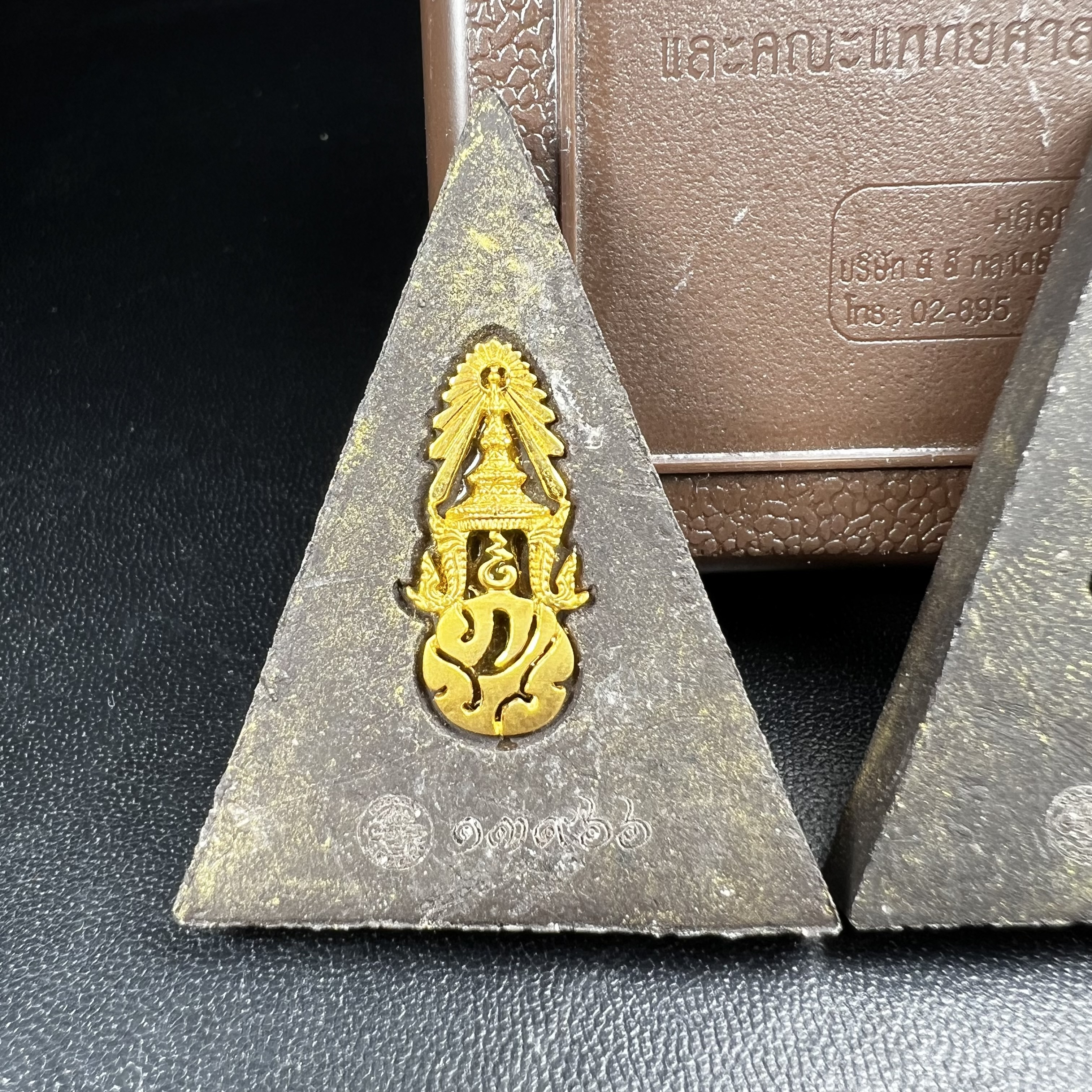 พระพุทธชินราช ภปร. โครงการ "เพราะแผ่นดินนี้ คือ แผ่นดินเกิด" ปี 2548(รุ่นแรก) พระผงหลัง ภ.ป.ร. (ทองคำ(หนัก 1.1 กรัม)+เงิน+ทองแดง(ครบชุดรวม 3 องค์) (พระราชทานเส้นพระเจ้า (เส้นผม)และมวลสารจิตรลดา)