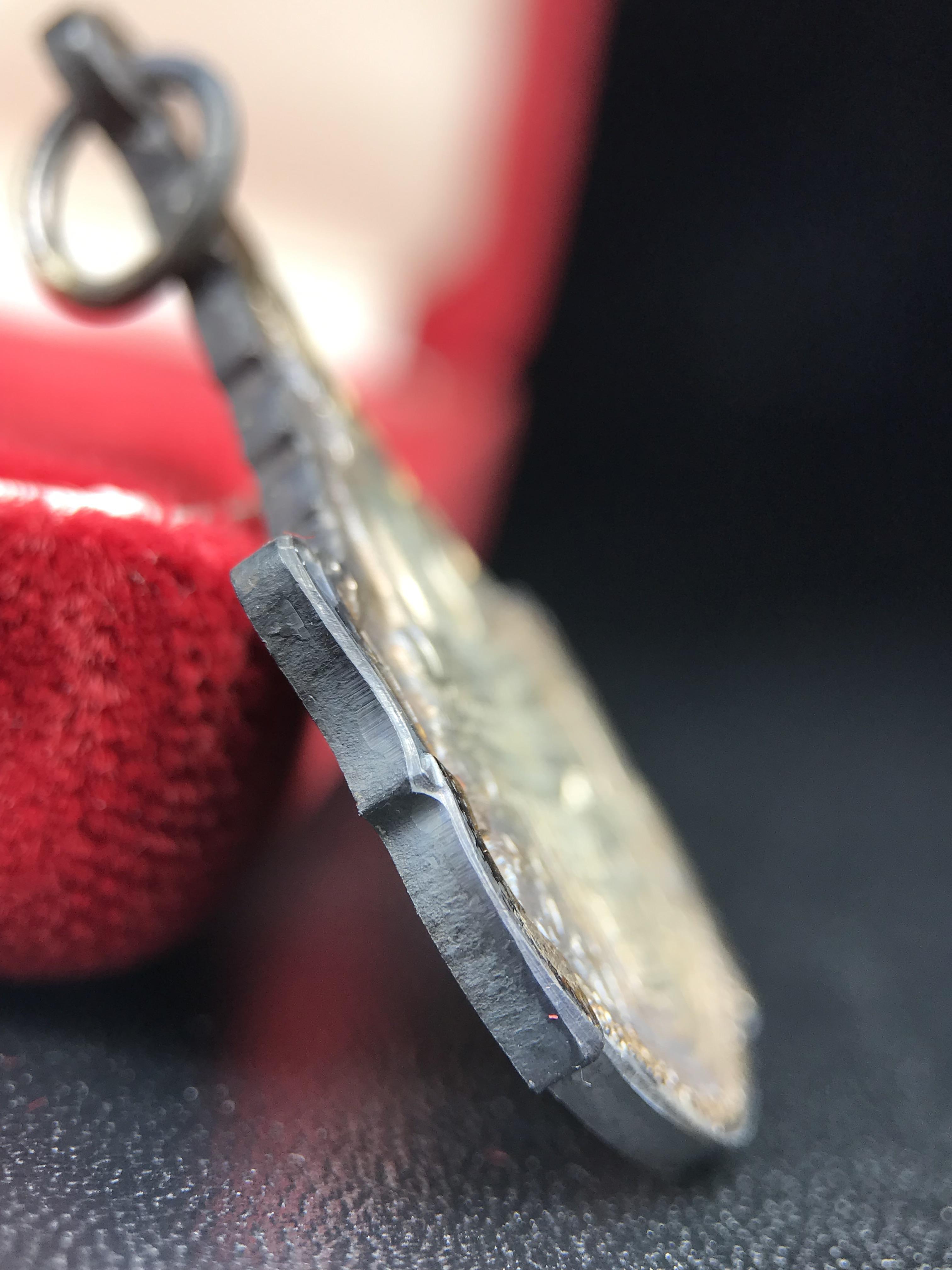 เหรียญพระพุทธญาณนเรศวร์ รุ่นแรก หลังพระปรมาภิไธย ภปร.และ สก.วัดญาณสังวราราม จ.ชลบุรี ปี 2527 เนื้อเงิน(ผิวเดิม ขึ้นรุ้งผิวน้ำทองกระจายทั่วเหรียญสวยมาก)ขนาด 2.3 x 3.8 ซม. พร้อมกล่องเดิม สมเด็จพระญาณสังวร ประธานในพิธีมหาพุทธาภิเษก(เนื้อเงินพบเจอน้อย หายาก)