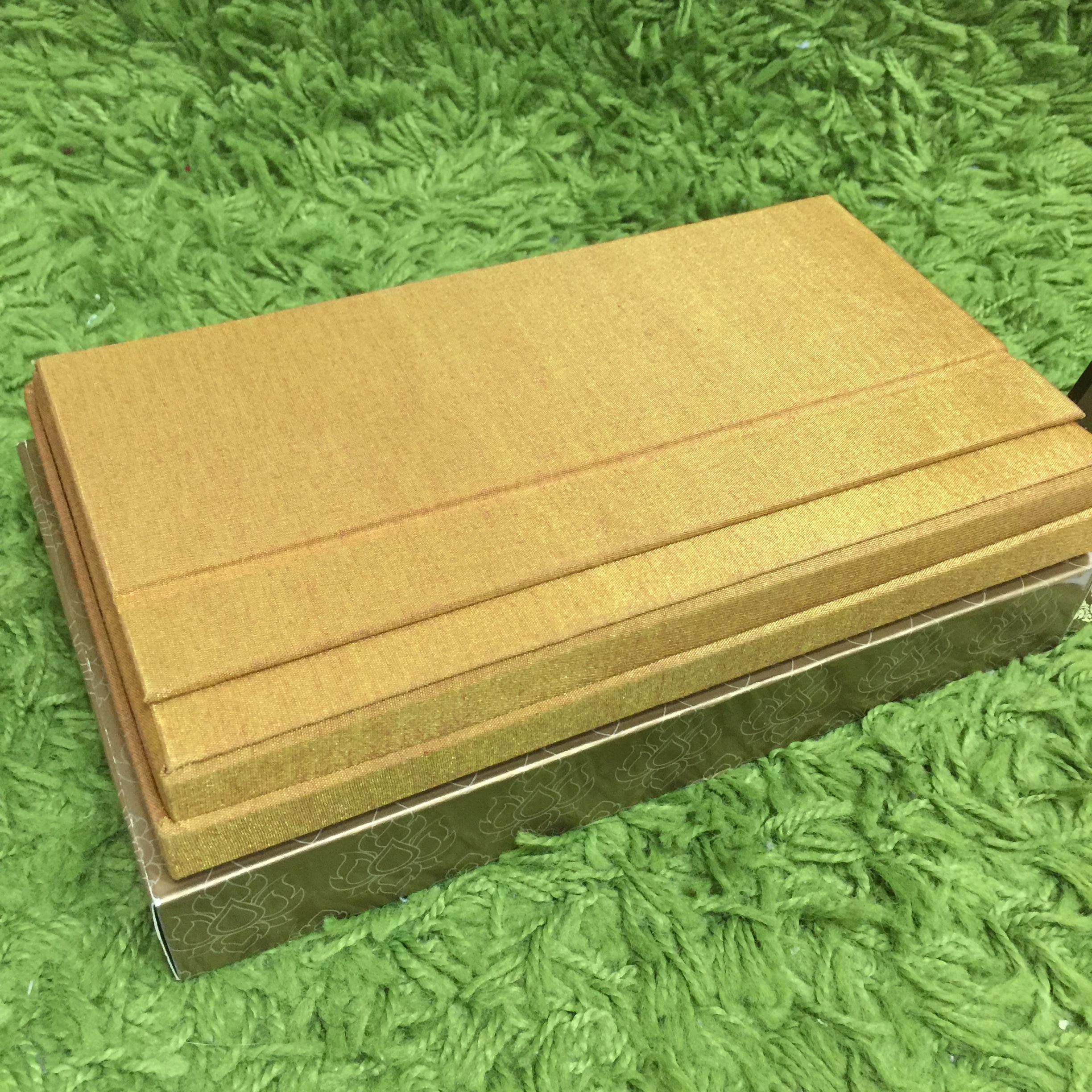 แผ่นทองคำที่ระลึกเนื่องในโอกาสพระราชพิธีมหามงคลเฉลิมพระชนมพรรษา 80 พรรษา 5ธันวาคม 2550 พระบาทสมเด็จพระเจ้าอยู่หัว(แบบทองคำล้วน 3 มิติ)