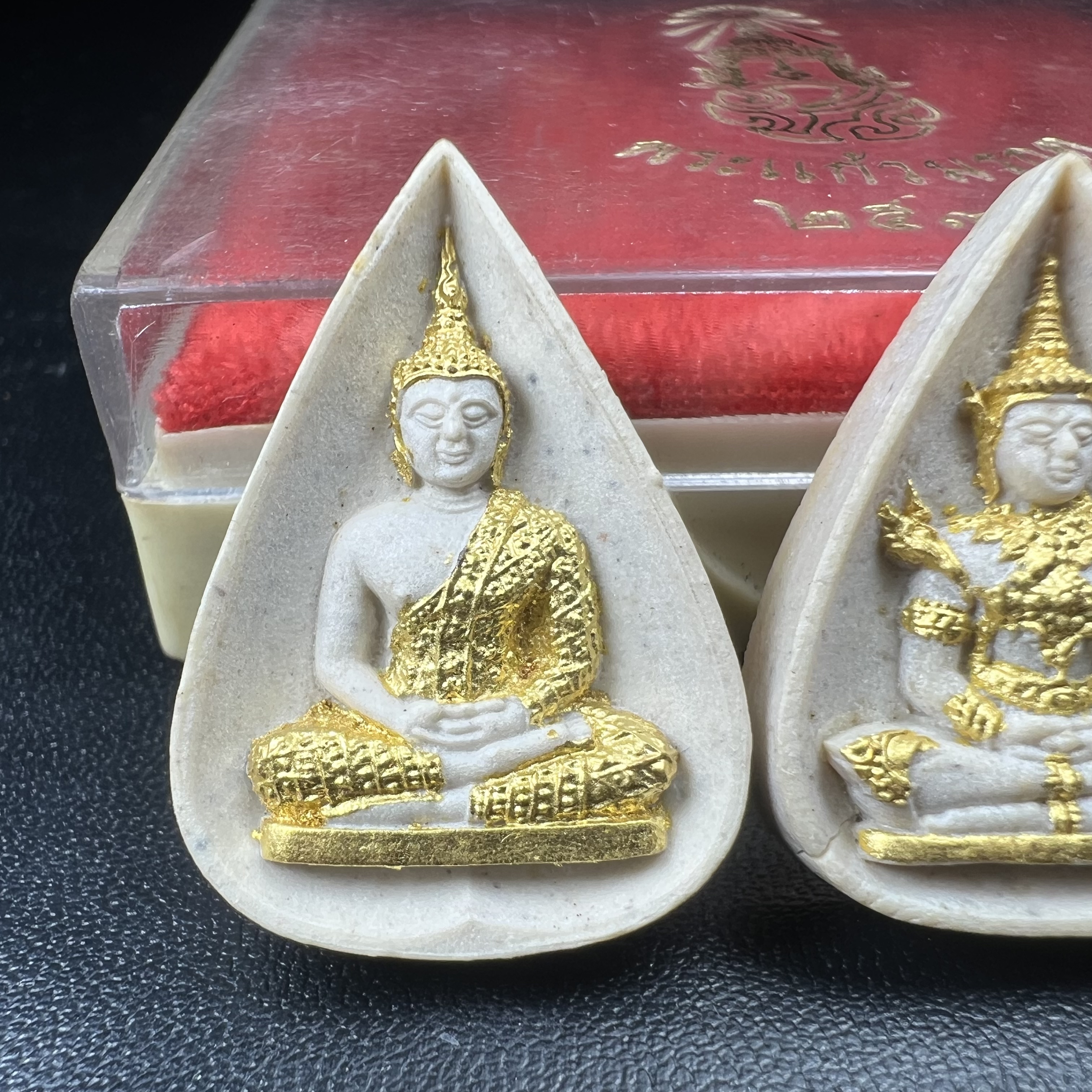 พระแก้วมรกต หลัง ภปร. เนื้อผง ปี2530 พระดี พิธีใหญ่ ประกอบพิธีพุทธาภิเษกพร้อมกับพิธีพระกริ่งปวเรศ ปี2530 วัดบวรนิเวศและวัดพระแก้ว(ครบชุดสามฤดูกล่องเดิมครบ)หายาก