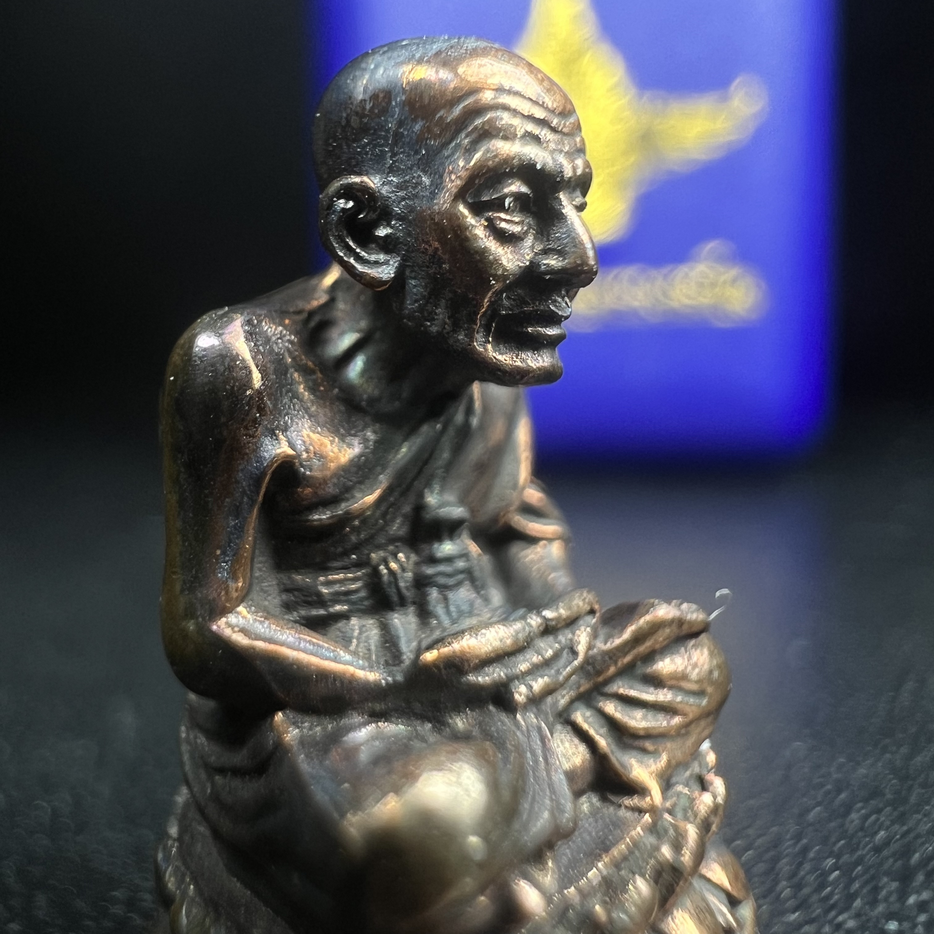 รูปเหมือนหล่อลอยองค์หลวงปู่ทวด รุ่น 111ปี กระทรวงกลาโหม เนื้อนวโลหะรมดำ-ปัดเงา ปี2540 พิธีใหญ่ เข้มขลัง นิยม พร้อมกล่องบรรจุเดิม(คัดสภาพสวยผิวเทพๆผิวรุ้งๆ)ทั้งพิธีทั้งพุทธศิลป์ทรงคุณค่าอีกหนึ่งรุ่นยอดนิยม