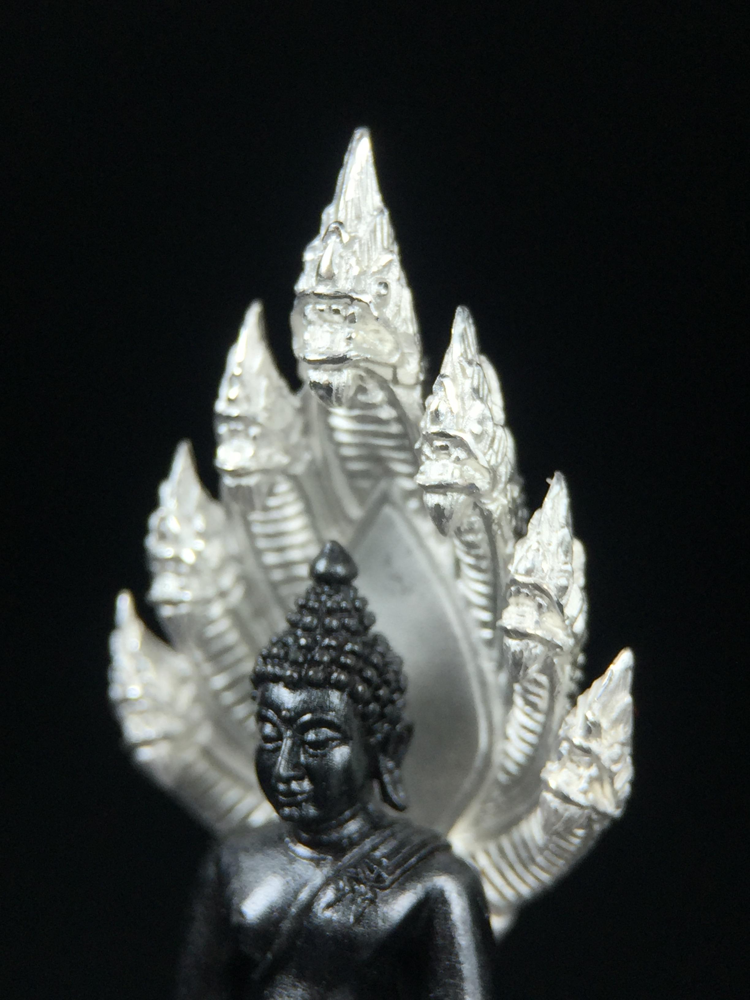 พระนาคปรก สธ. รุ่นสร้างพระอุโบสถเฉลิมพระเกียรติ 4 รอบ 84 พรรษา สมเด็จพระเทพรัตนราชสุดาฯ วัดบวรนิเวศวิหาร ปี 2543 พิมพ์ใหญ่ องค์พระเนื้อนวโลหะ ฐานนาคปรกเนื้อเงิน(สภาพ สวย )พิธีใหญ่ พุทธศิลป์งดงาม หายาก(องค์หมายเลขสวย ๘๓๕) (1 ใน 1999 องค์)