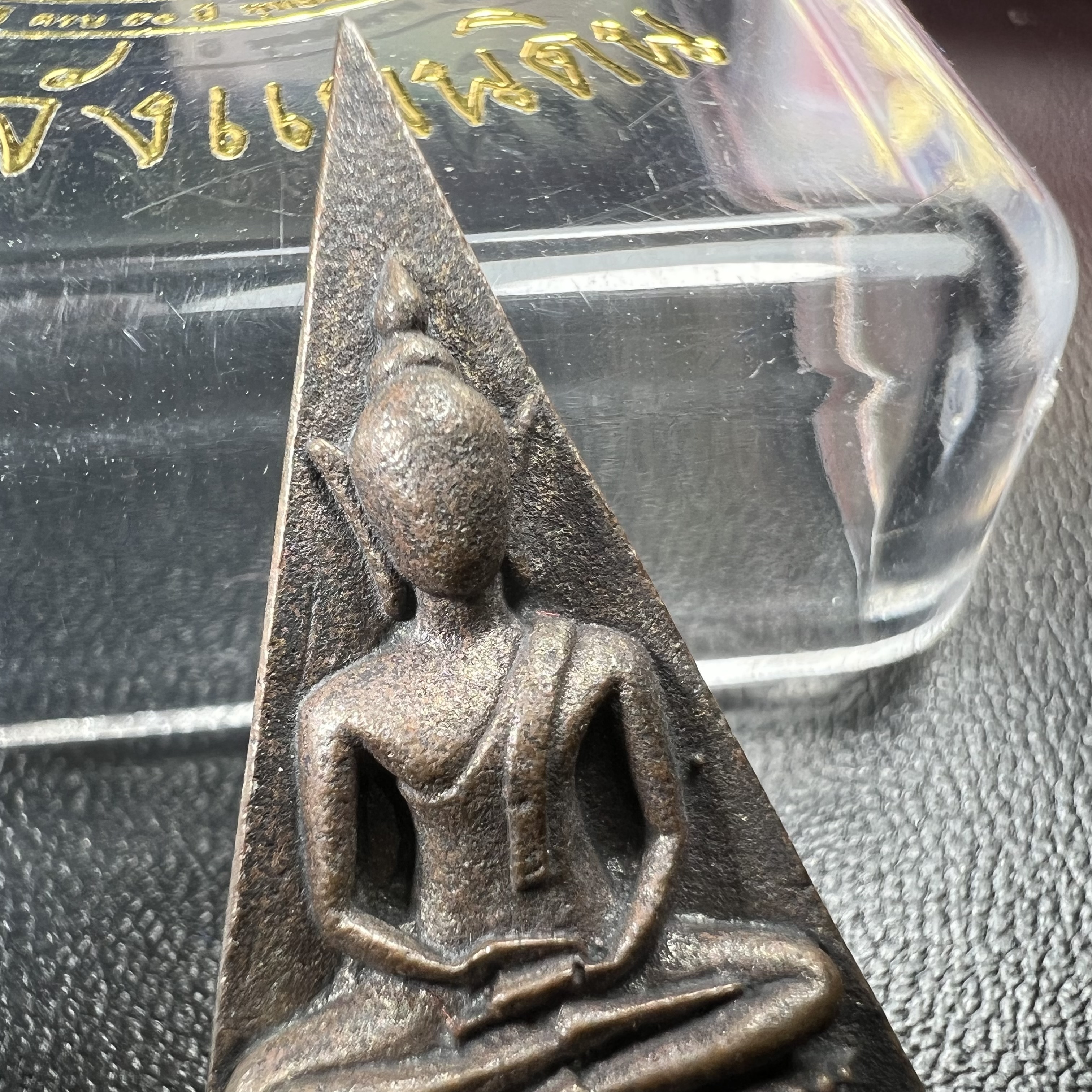 พระกำลังแผ่นดิน (สมเด็จจิตรลดา2) จัดสร้างเฉลิมพระเกียรติ ร.9 ครองราชย์ 50 ปี 2539 เนื้อเงิน(ผิวเดิมกลับดำ รุ้งๆสวย)+เนื้อนวโลหะ(สร้างน้อยหายาก)พร้อมกล่องบรรจุเดิมครบสมบูรณ์(1ใน2539องค์)