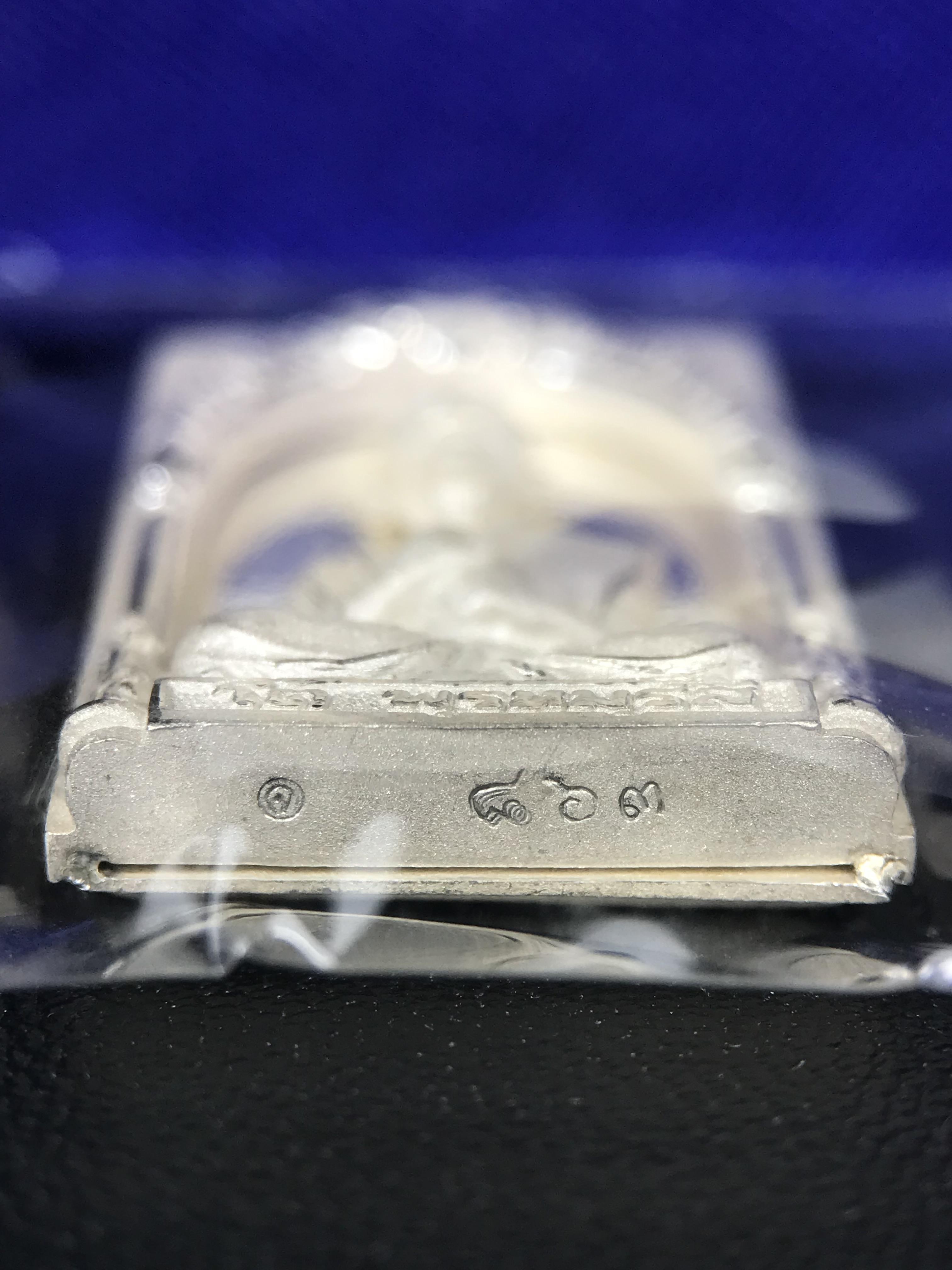 สมเด็จพุฒาจารย์ (โต พรหมรังสี) อนุสรณ์ 128 ปี สมเด็จพระญาณสังวร สมเด็จพระสังฆราช ทรงเมตตาอธิฐานจิต ปี 2543 มหาพุทธาภิเษก 3วาระ เหรียญรูปเหมือนสมเด็จพุฒาจารย์โตด้านหลังพระสมเด็จ พิมพ์ใหญ่เนื้อเงิน ขนาด 1.8 x 2.7 ซม. ทรงคุณค่าทั้งด้านความงานด้านพุทธศิลป์ แล