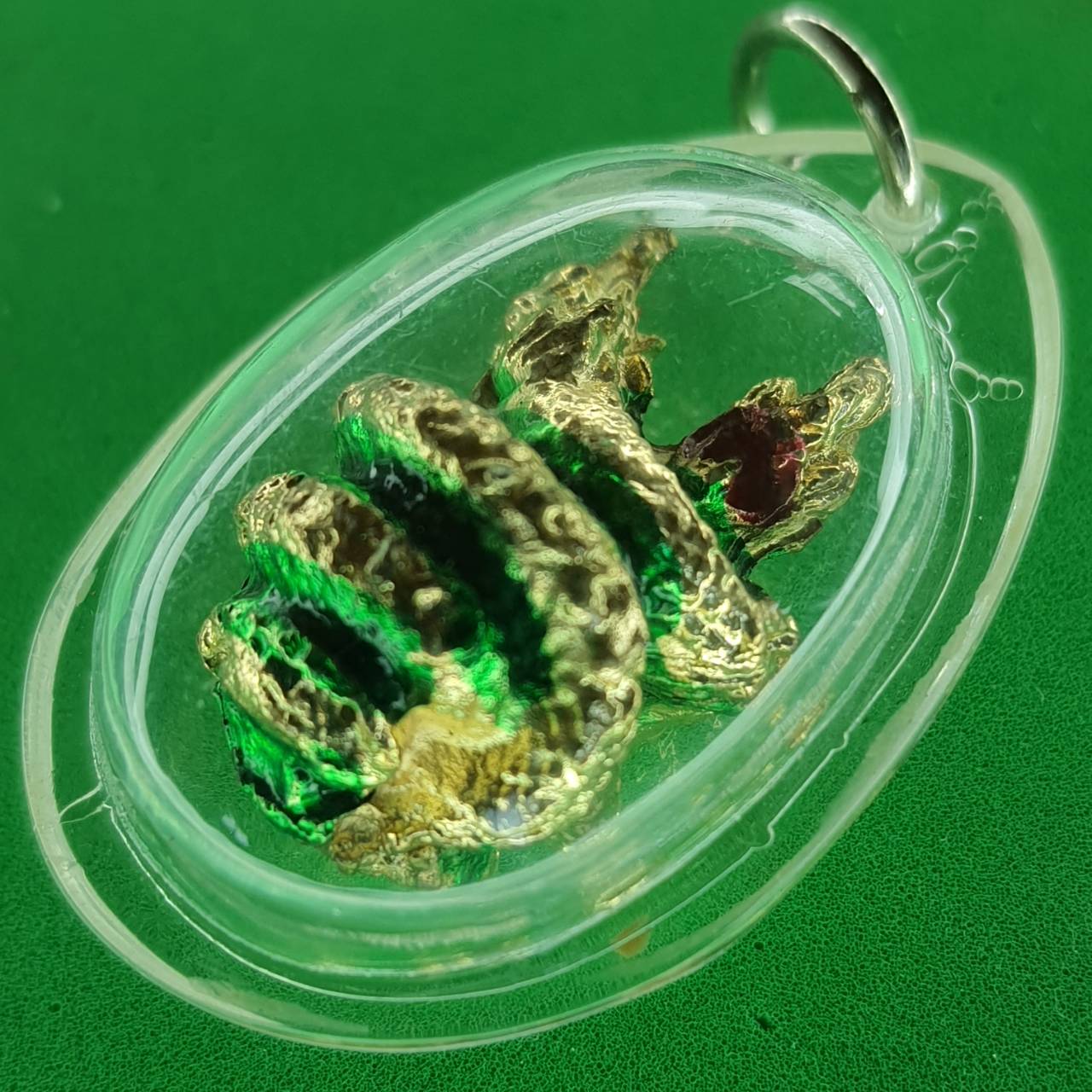 ของป้องกัน จี้พญานาค 2 ตัว เกี้ยวกัน สีเขียว เลี่ยมกรอบ จี้พญานาคแท้ จี้พญานาคห้อยคอ จี้พญานาคราช