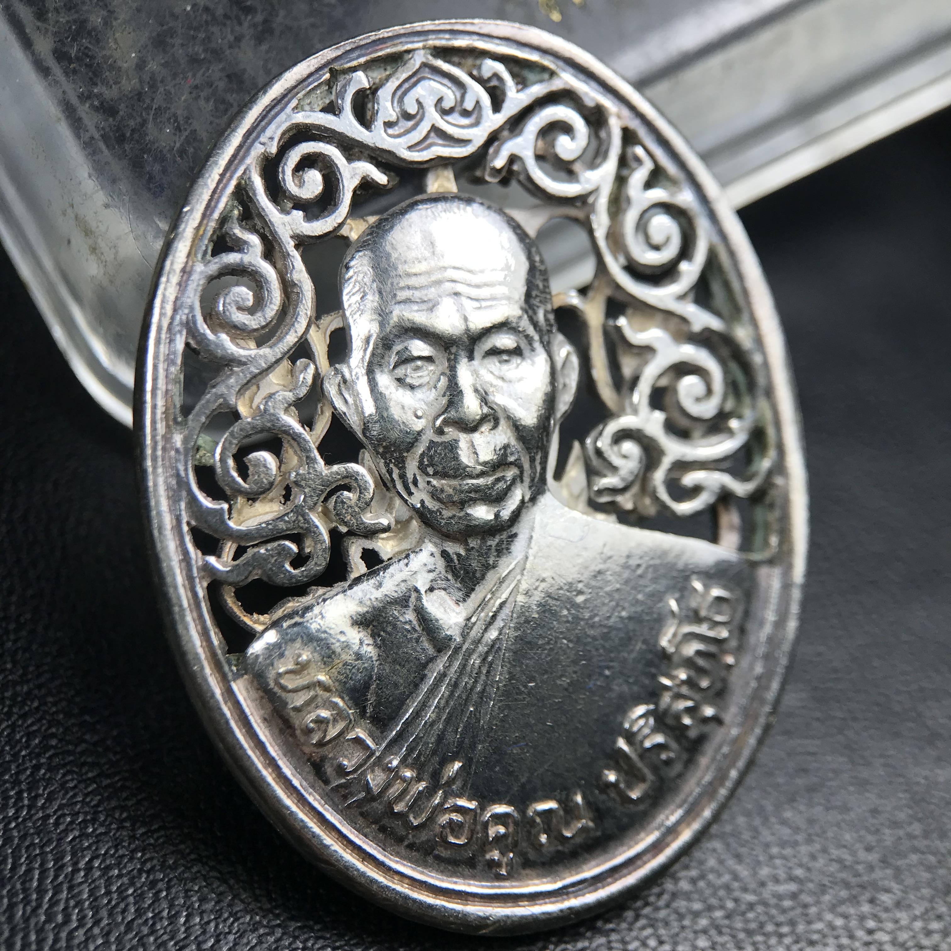 เหรียญหลวงพ่อคูณ ปริสุทโธ วัดบ้านไร่ รุ่น สก. ปี 2536 พิมพ์ลายฉลุ เนื้อเงิน(สวย งดงาม หายาก) งานมหามงคลเฉลิมพระชนมพรรษา 5 รอบ สมเด็จพระบรมราชินีนาถ จัดสร้างโดย กองพลทหารราบที่๒ ทหารเสือราชินี รักษาพระองค์ (พิธีใหญ่ ประวัติชัดเจน อีกหนึ่งรุ่นยอดนิยม)