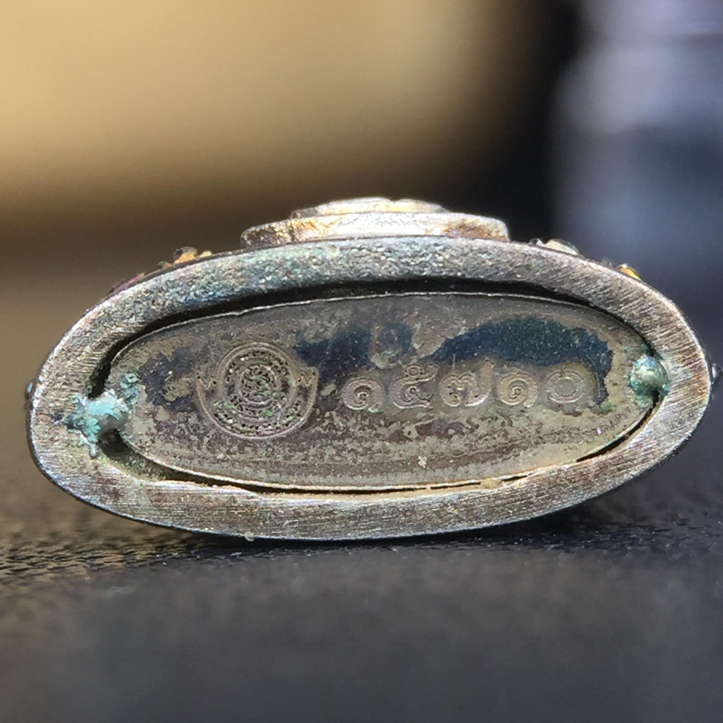 พระพุทธชินราช(จำลอง) ภปร. 84 พรรษา เนื้อเงินชุบทองคำขาว พิมพ์เล็กขนาดหน้าตัก 1/4 นิ้ว (สภาพผิวเดิมสวย ขึ้นสีรุ้งธรรมชาติ แบบนิยม)(พระราชทานมวลสาร จิตรลดาและเส้นพระเจ้า(เส้นผม))พุทธศิลป์ทรงคุณค่าอีกหนึ่งรุ่นยอดนิยม