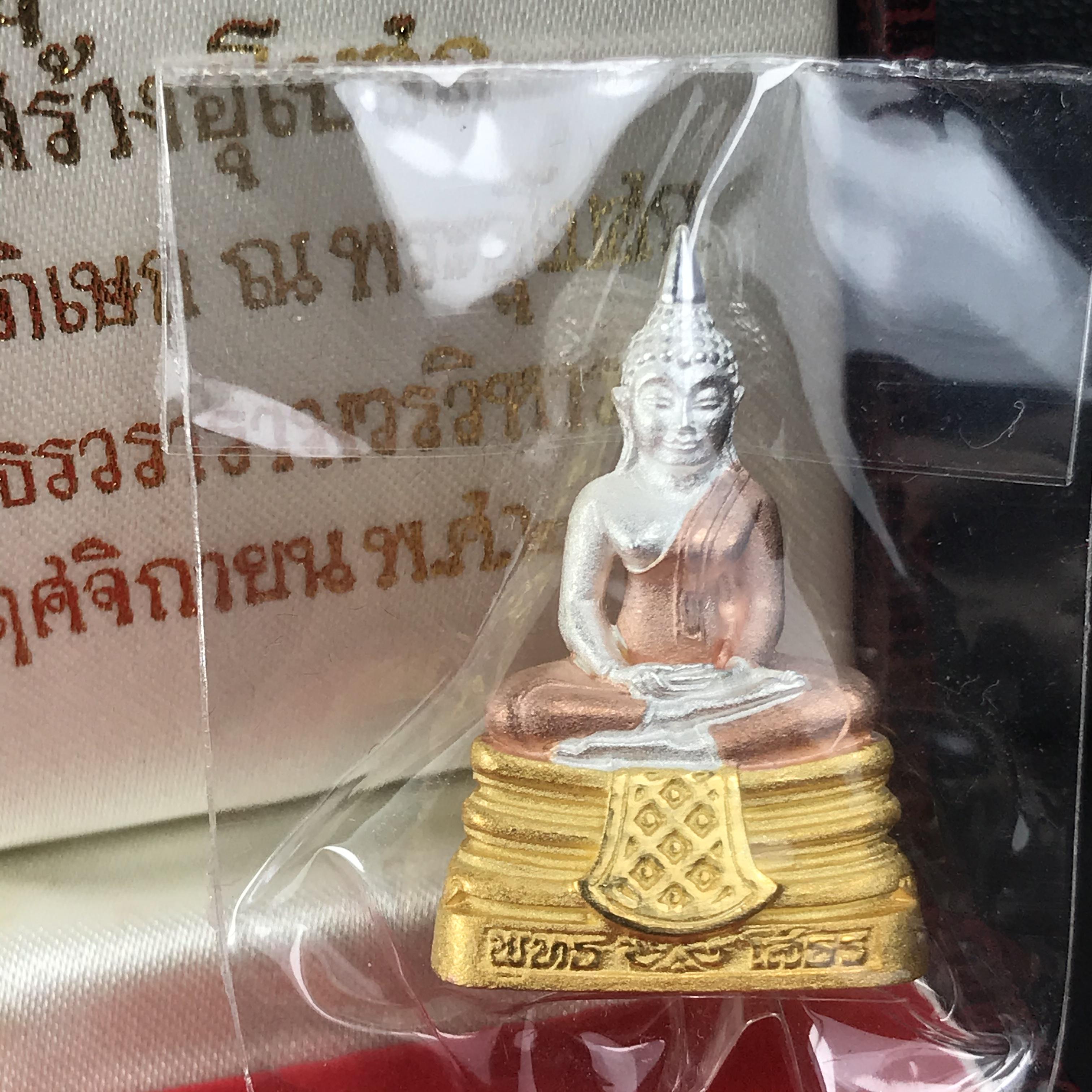 พระพุทธโสธร(หลวงพ่อโสธร) เนื้อเงินสามกษัตริย์ รุ่นสร้างอุโบสถ งานแพรนด้าจิวเวลลี่ พร้อมกล่องเดิม พ.ศ.2539