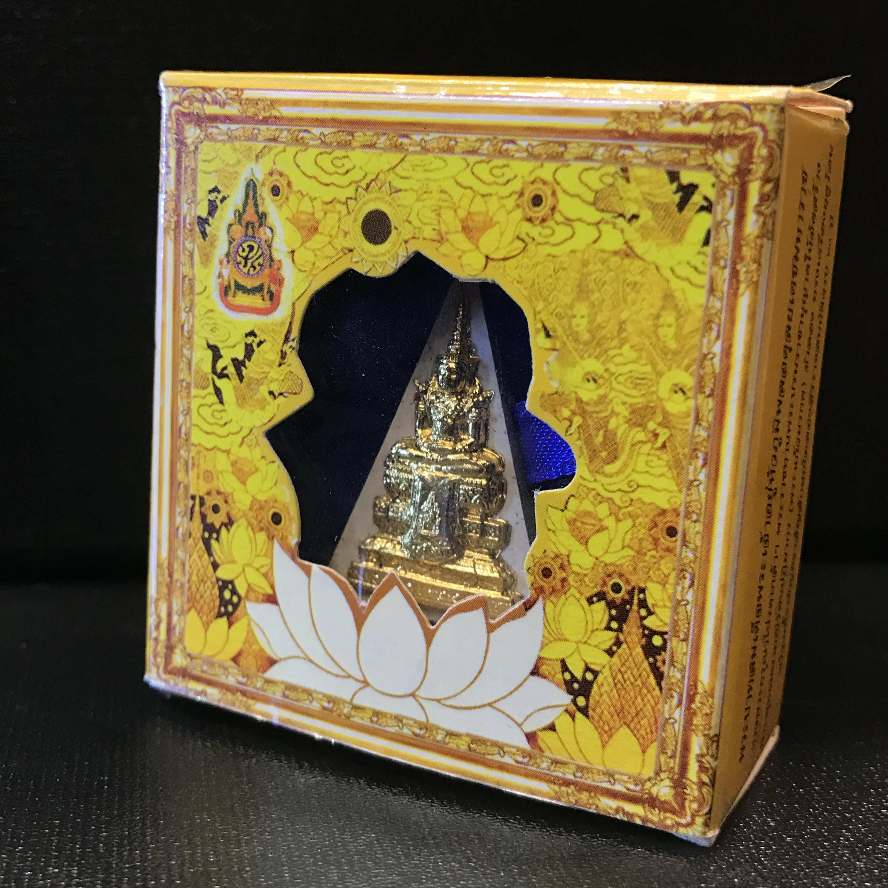 พระแก้วมรกต(จำลอง)ทรงเครื่องฤดูร้อน พระผงบูชา ด้านหน้าปิดทอง ด้านหลังตราสัญลักษณ์ฉลองสิริราชสมบัติครบ 60ปี เนื้อเงิน(รุ่นนี้ได้พระราชทานเส้นพระเจ้า(เส้นผม)รัชกาลที่9ในการจัดสร้าง)