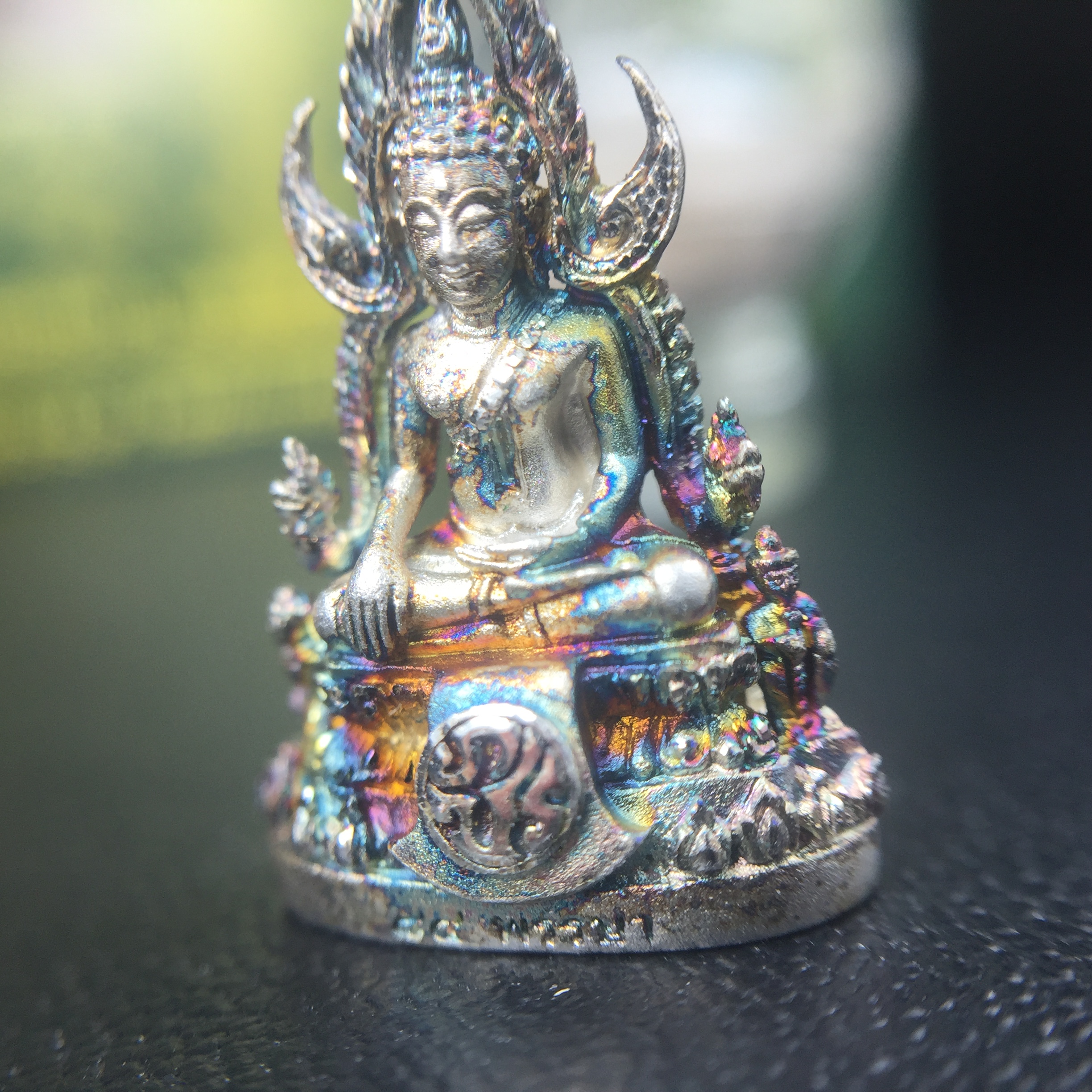 พระพุทธชินราช(จำลอง) ภปร. 84 พรรษา เนื้อเงินชุบทองคำขาว พิมพ์เล็กขนาดหน้าตัก 1/4 นิ้ว (สภาพผิวเดิมสวย ขึ้นสีรุ้งธรรมชาติ แบบนิยม)(พระราชทานมวลสาร จิตรลดาและเส้นพระเจ้า(เส้นผม))