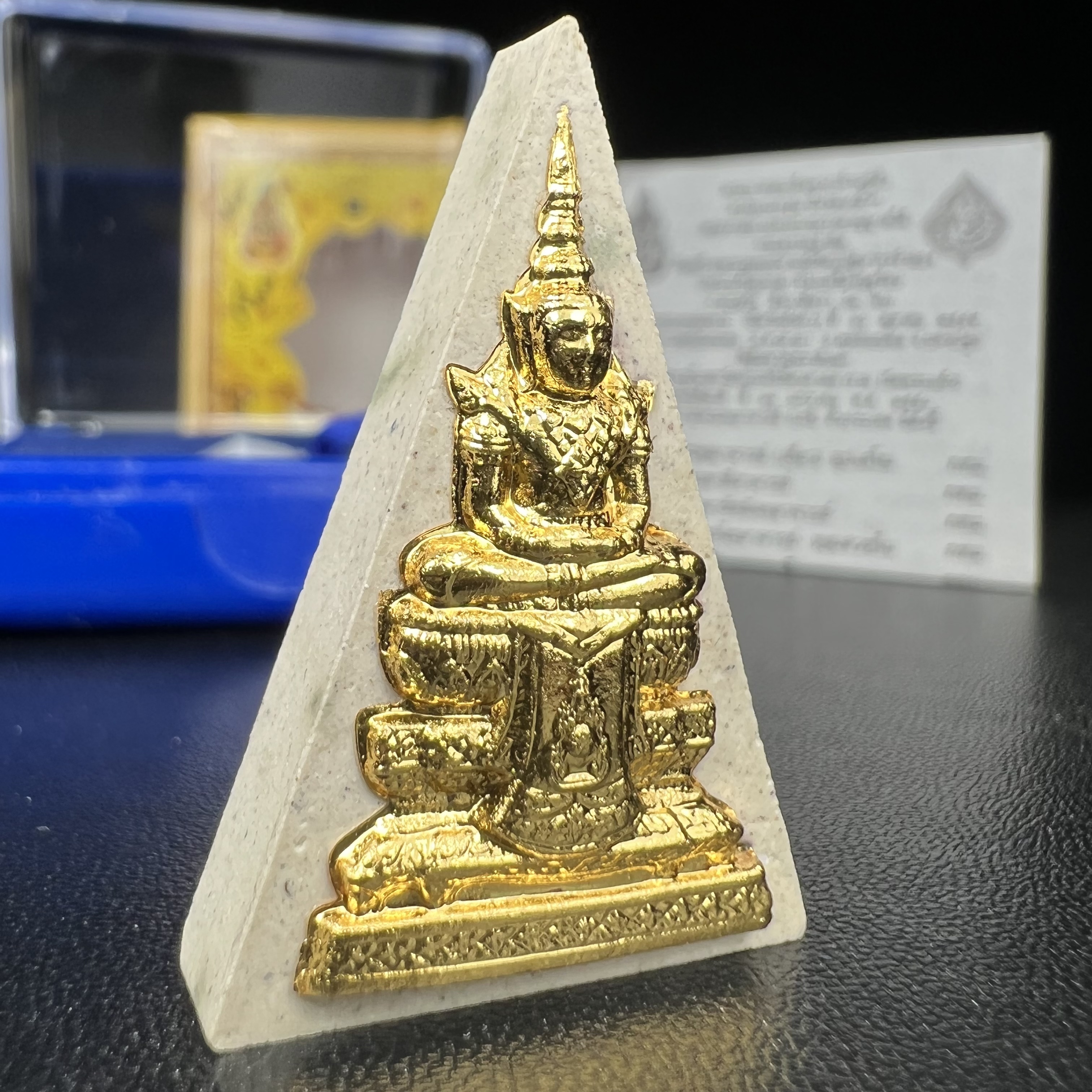 พระแก้วมรกต(จำลอง)ทรงเครื่องฤดูร้อน พระผงบูชา ด้านหน้าปิดทอง ด้านหลังตราสัญลักษณ์ฉลองสิริราชสมบัติครบ 60ปี เนื้อเงินขึ้นสีรุ้งธรรมชาติสร้างสรรค์งดงาม(รุ่นนี้ได้พระราชทานเส้นพระเจ้า(เส้นผม)รัชกาลที่9ในการจัดสร้าง)