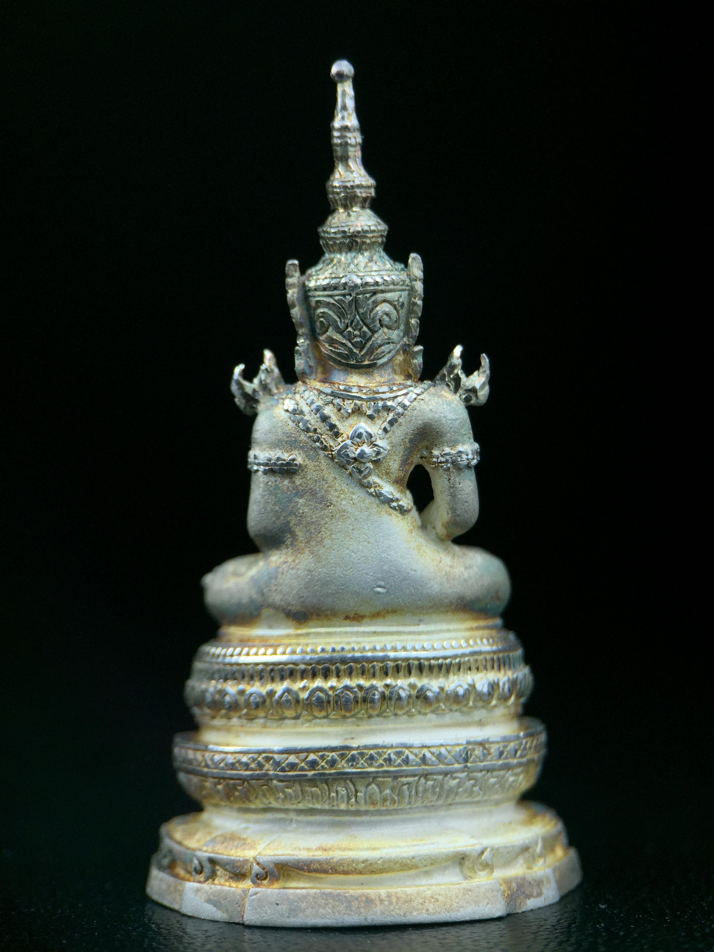 พระแก้วมรกต ภปร. ปี2547 จัดสร้างโดย รพ.ภูมิพลฯ ลอยองค์ หน้าตัก 1/2 นิ้ว เนื้อเงิน(สภาพผิวเดิมขึ้นสีรุ้งธรรมชาติ แบบนิยม สวยมากๆเสน่ห์พระเนื้อเงิน สีสันที่ธรรมชาติสรรค์สร้าง) งดงามทรงคุณค่าอีกหนึ่งรุ่นยอดนิยม หายาก(1ใน3000องค์)