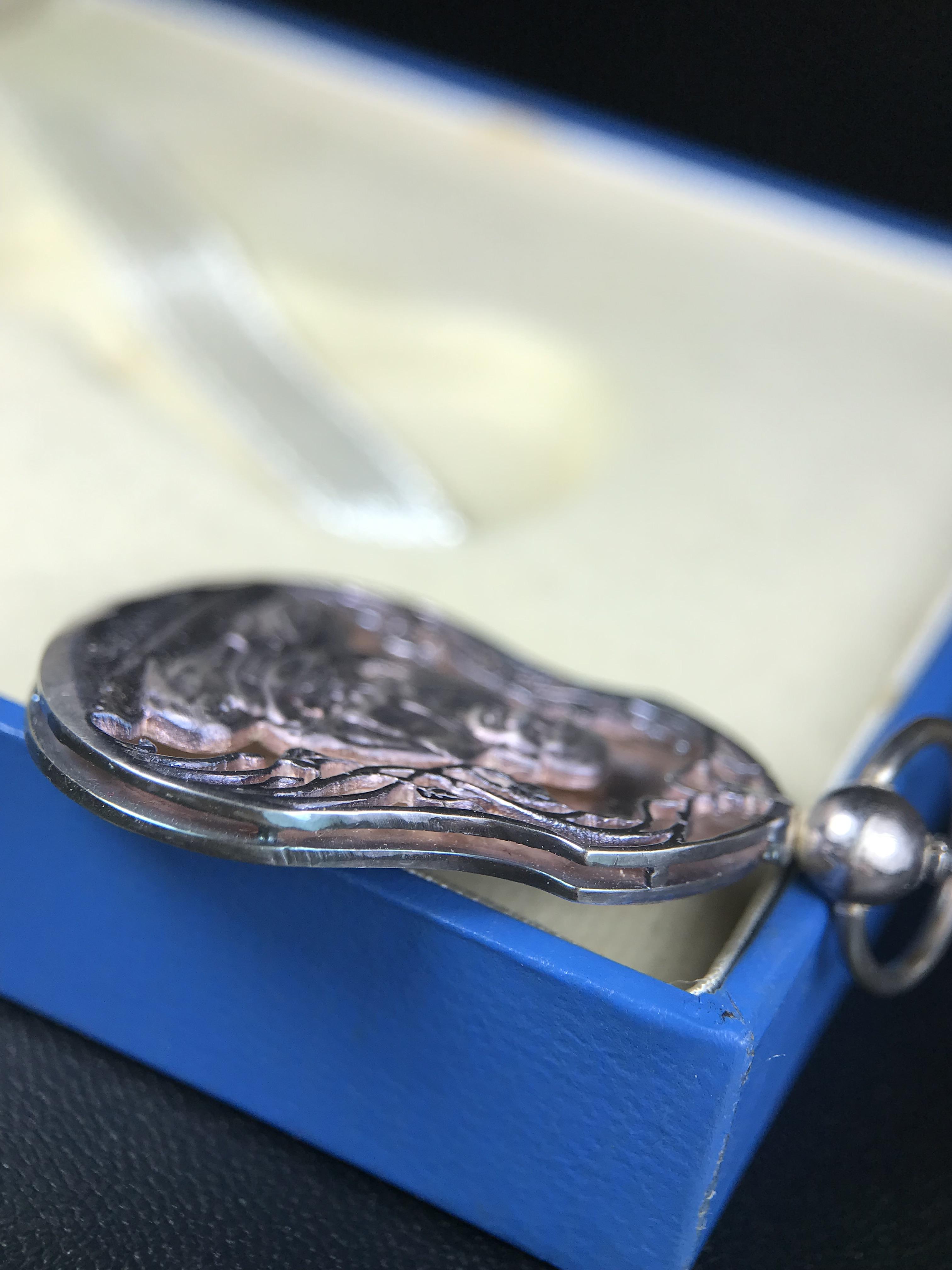 เหรียญหลวงปู่ทวด พระนามาภิไธย สก. แบบงานฉลุโบราณ(HAND MADE) ปี 2544 เนื้อเงิน(ผิวเดิมขึ้นสีรุ้งออกม่วงธรรมชาติสวยมาก) พิธีปลุกเสก ณ อุโบสถวัดช้างให้ และ พิธีมังคลาภิเษก ณ พระอุโบสถ วัดพระศรีรัตนศาสดาราม(วัดพระแก้ว) (1 ใน 2000 เหรียญ)พบเจอน้อยหายากมาก