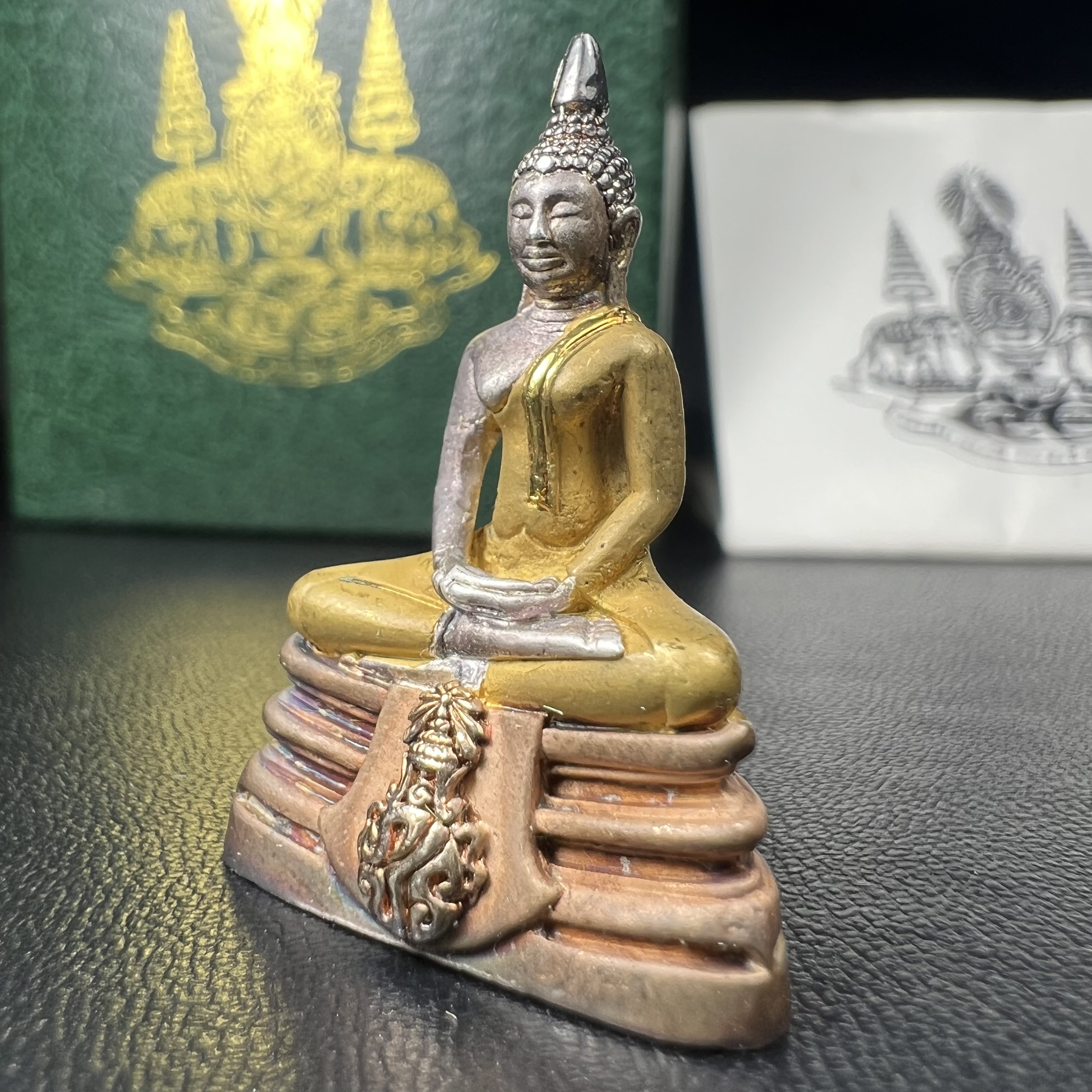 พระพุทธโสธร ภปร. รุ่นย้อนยุค สร้างพระอุโบสถ สมาคมชาวฉะเชิงเทรา จัดสร้าง ปี 2539 วโรกาสครองสิริราชสมบัติครบ 50 ปี เนื้อเงินสามกษัตริย์ทรายนวลขัดเงาบางส่วน(ผิวเดิม) พร้อมกล่องบรรจุและใบรับรองเดิม