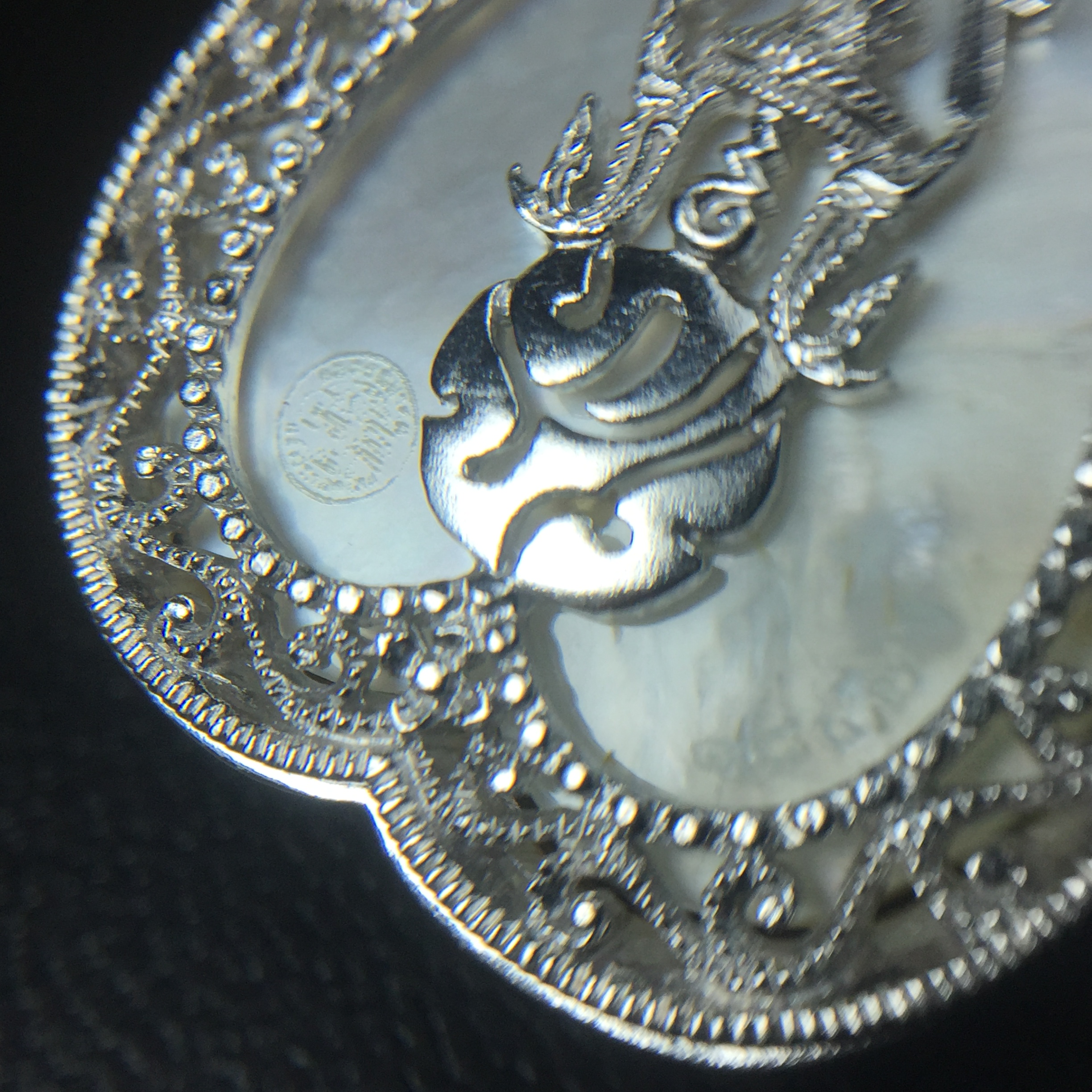 พระพุทธชินราช ภปร. โครงการ "เพราะแผ่นดินนี้ คือ แผ่นดินเกิด" ปี2548(รุ่นแรก) เหรียญทรงใบโพธิ์ ขนาด 21 x 29 มม. เนื้อเงินสามกษัตริย์ องค์พระชุบสามกษัตริย์ ล้อมด้วยกรอบเงินชุบทองคำขาวสลักเสลาเป็นลวดลายละเอียดอ่อน ส่วนพื้นองค์พระเป็นเปลือกหอยมุข