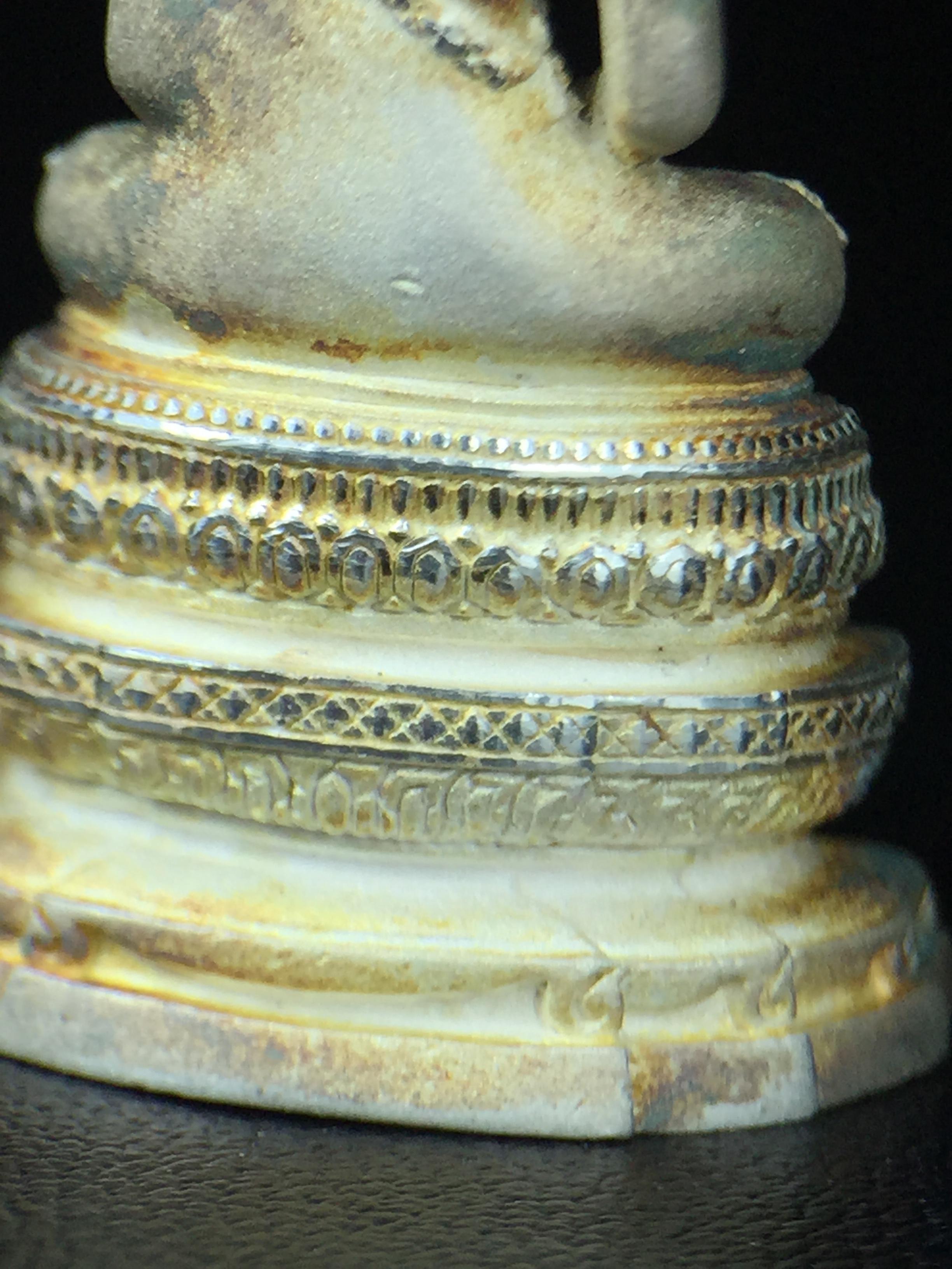 พระแก้วมรกต ภปร. ปี2547 จัดสร้างโดย รพ.ภูมิพลฯ ลอยองค์ หน้าตัก 1/2 นิ้ว เนื้อเงิน(สภาพผิวเดิมขึ้นสีรุ้งธรรมชาติ แบบนิยม สวยมากๆเสน่ห์พระเนื้อเงิน สีสันที่ธรรมชาติสรรค์สร้าง) งดงามทรงคุณค่าอีกหนึ่งรุ่นยอดนิยม หายาก(1ใน3000องค์)