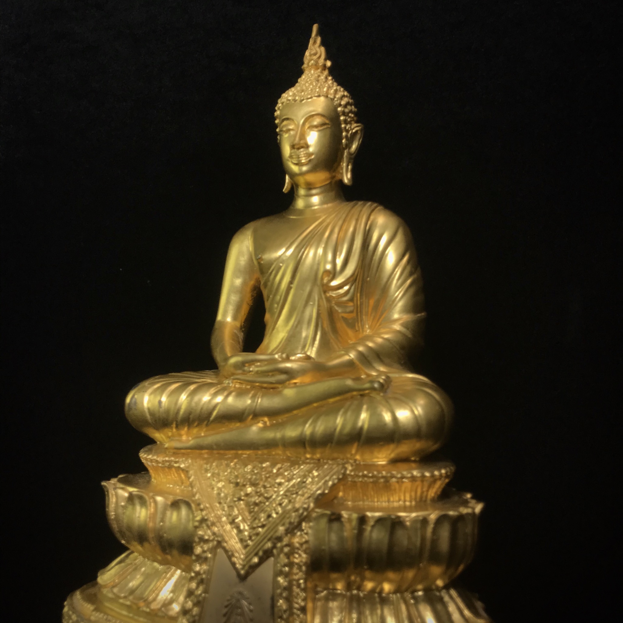 พระพุทธนวมมหาราชายุจฉับปริวัตนมงคล ภปร. พระบาทสมเด็จพระเจ้าอยู่ห้วรัชกาลที่9 เนื่องในวโรกาสเฉลิมพระชนมพรรษา 6 รอบ ( 72 พรรษา )ปี 2542 โดยสำนักนายกรัฐมนตรี หน้าตัก 5นิ้ว(พิธีใหญ่ พุทธศิลป์สวย งดงาม)